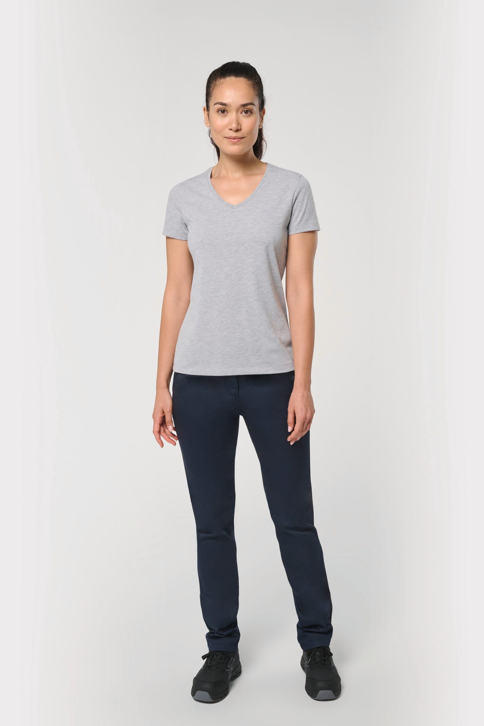 T-shirt écoresponsable col V antibactérien femme en situation