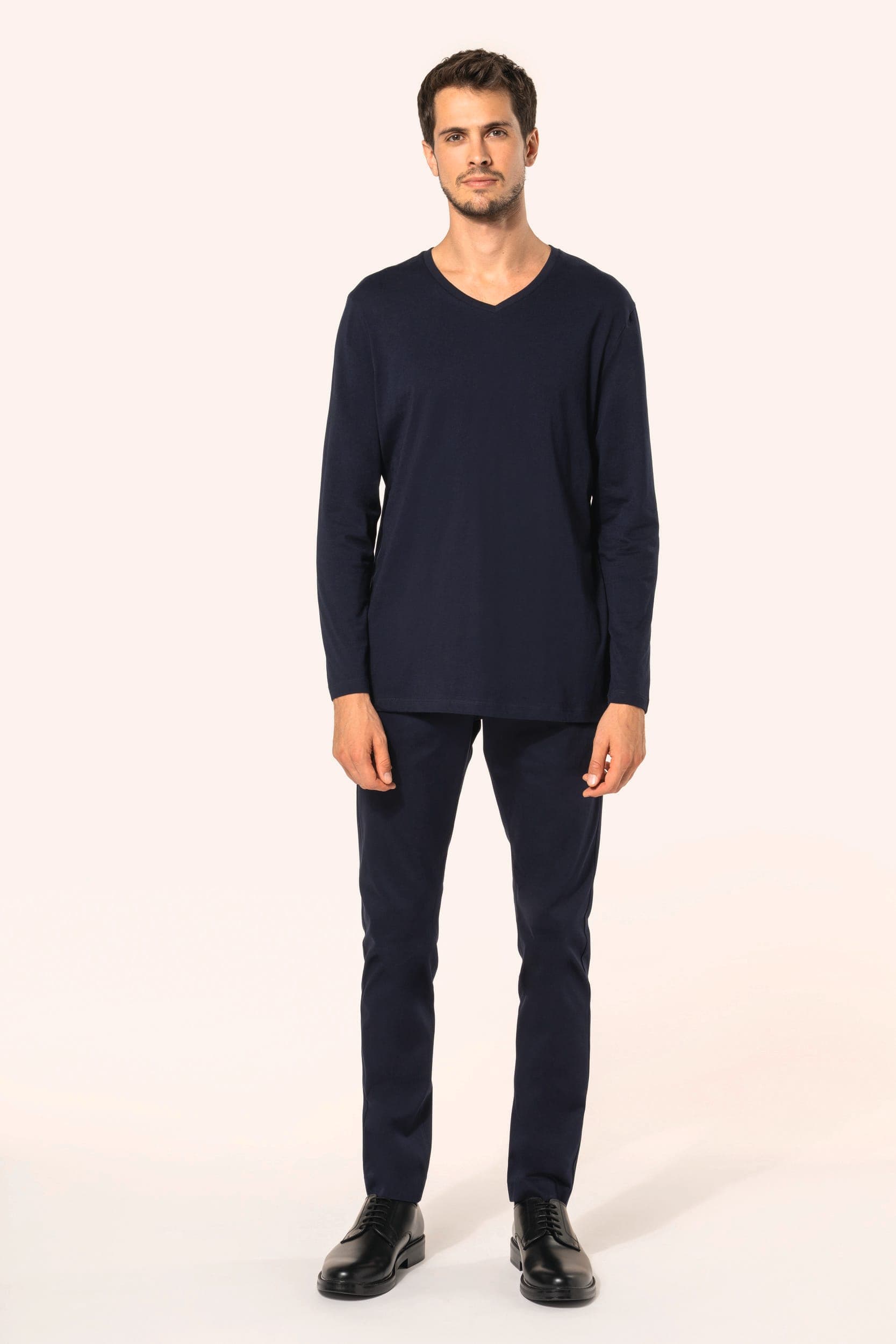T-shirt Supima® col V manches longues homme en situation
