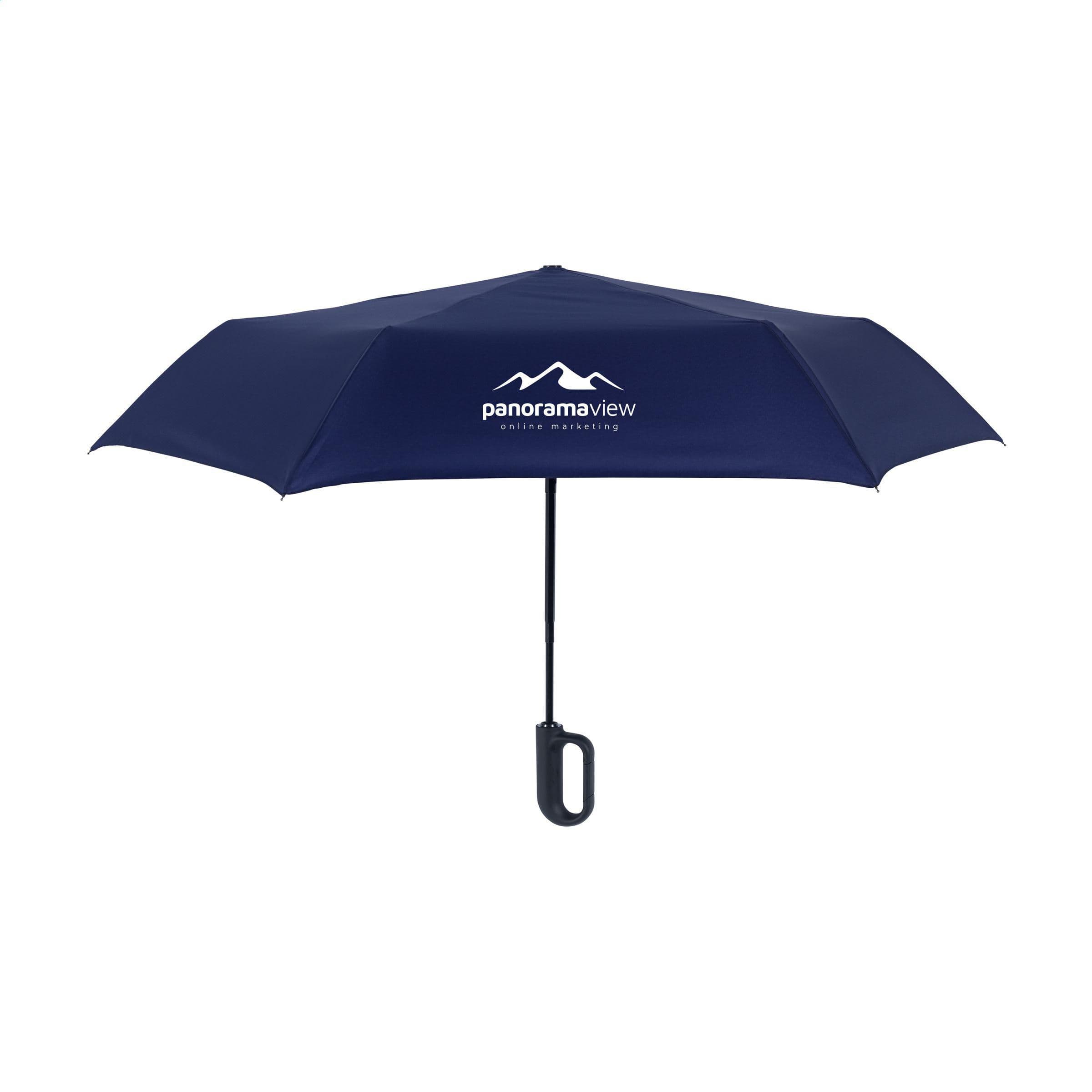 Parapluie pliable Carabiner RCS RPET 21 pouces en situation