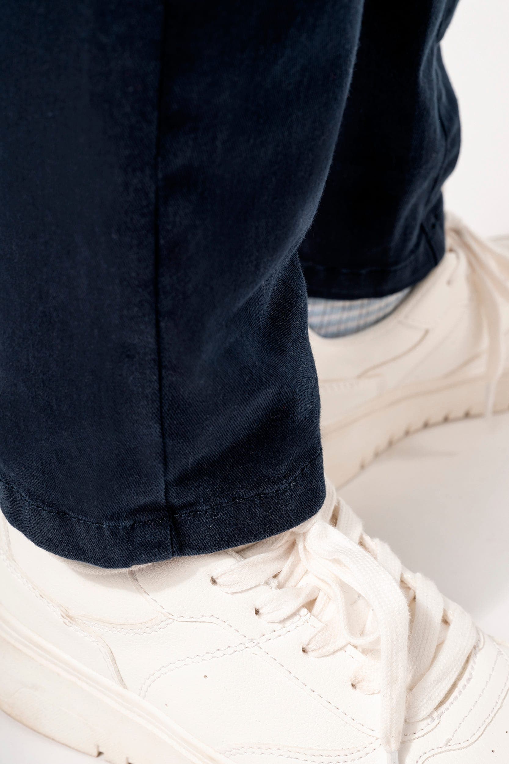 Pantalon chino garçon en situation