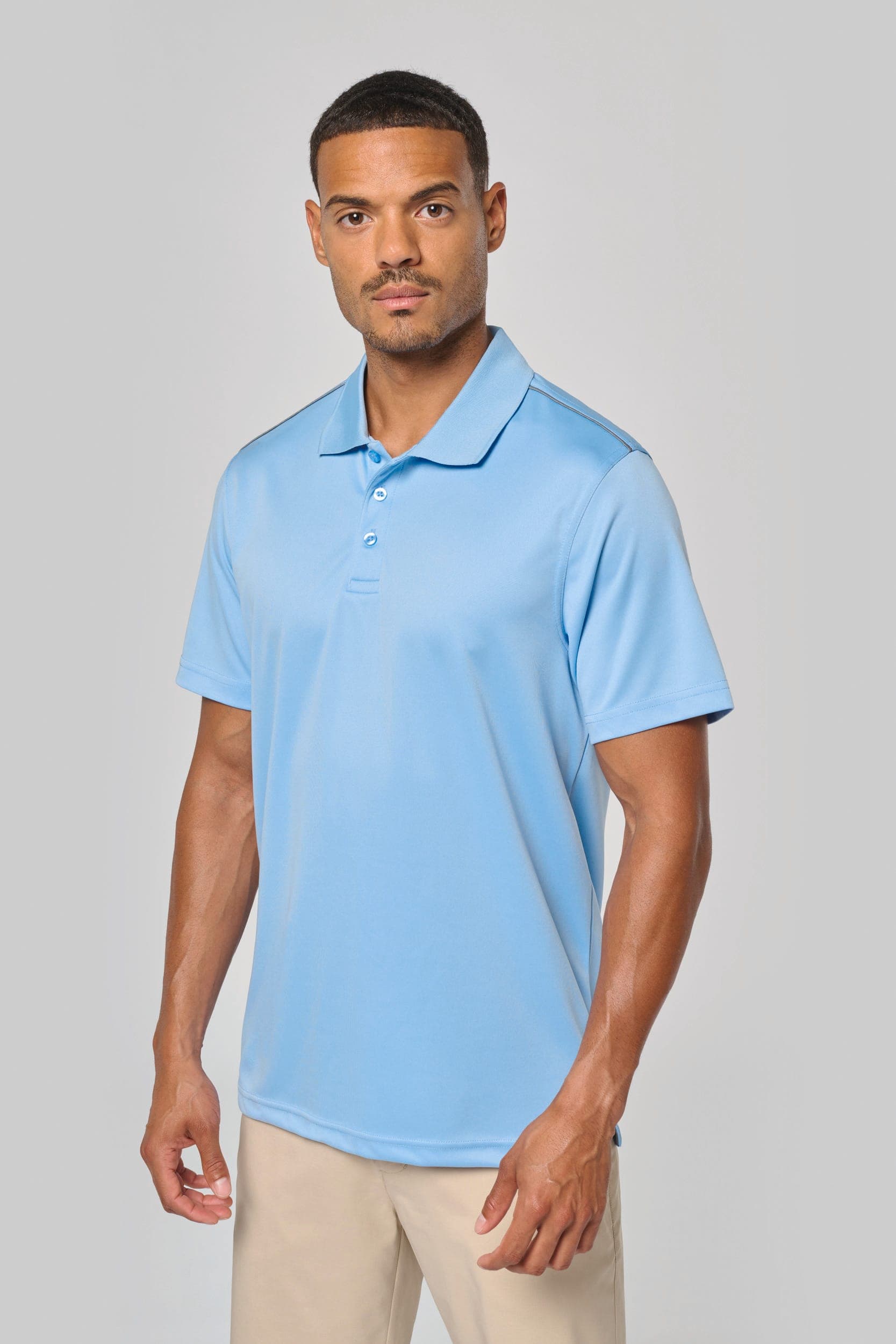 Polo manches courtes homme en situation