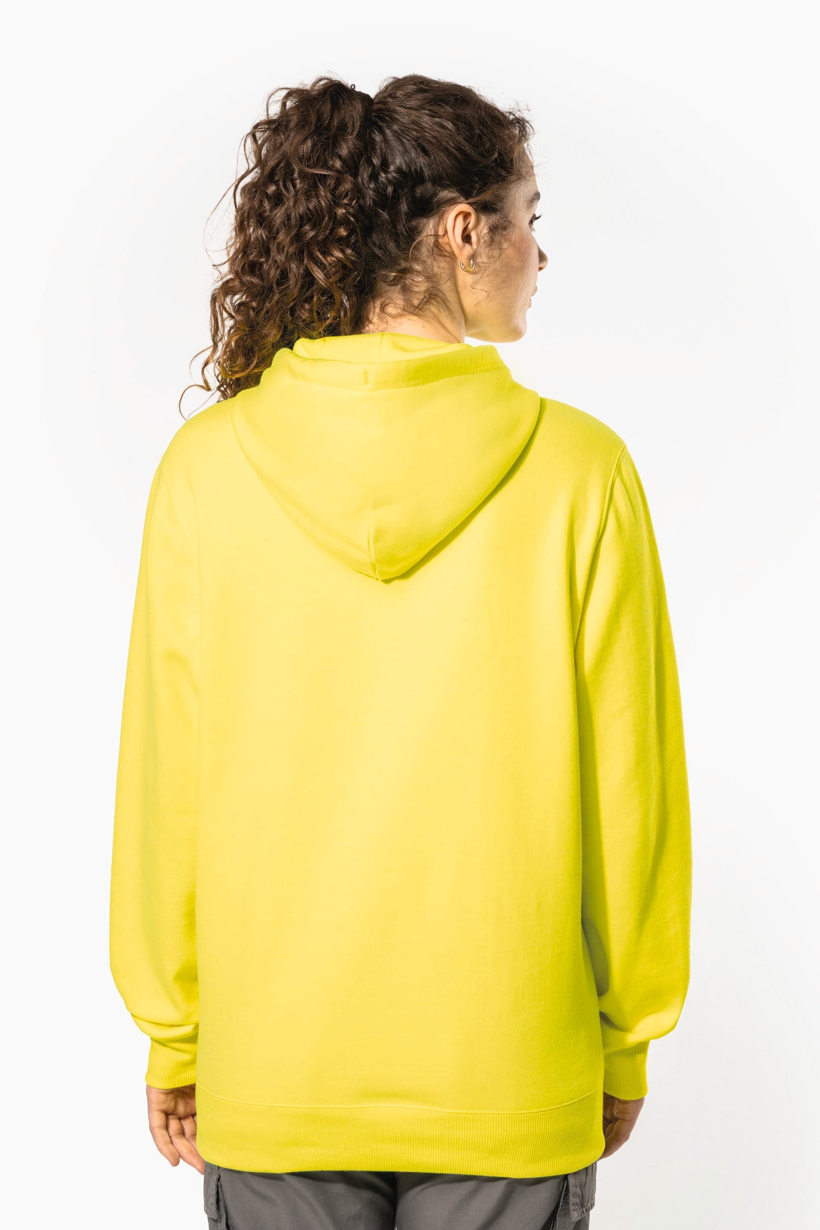 Sweat-shirt recyclé à capuche unisexe en situation