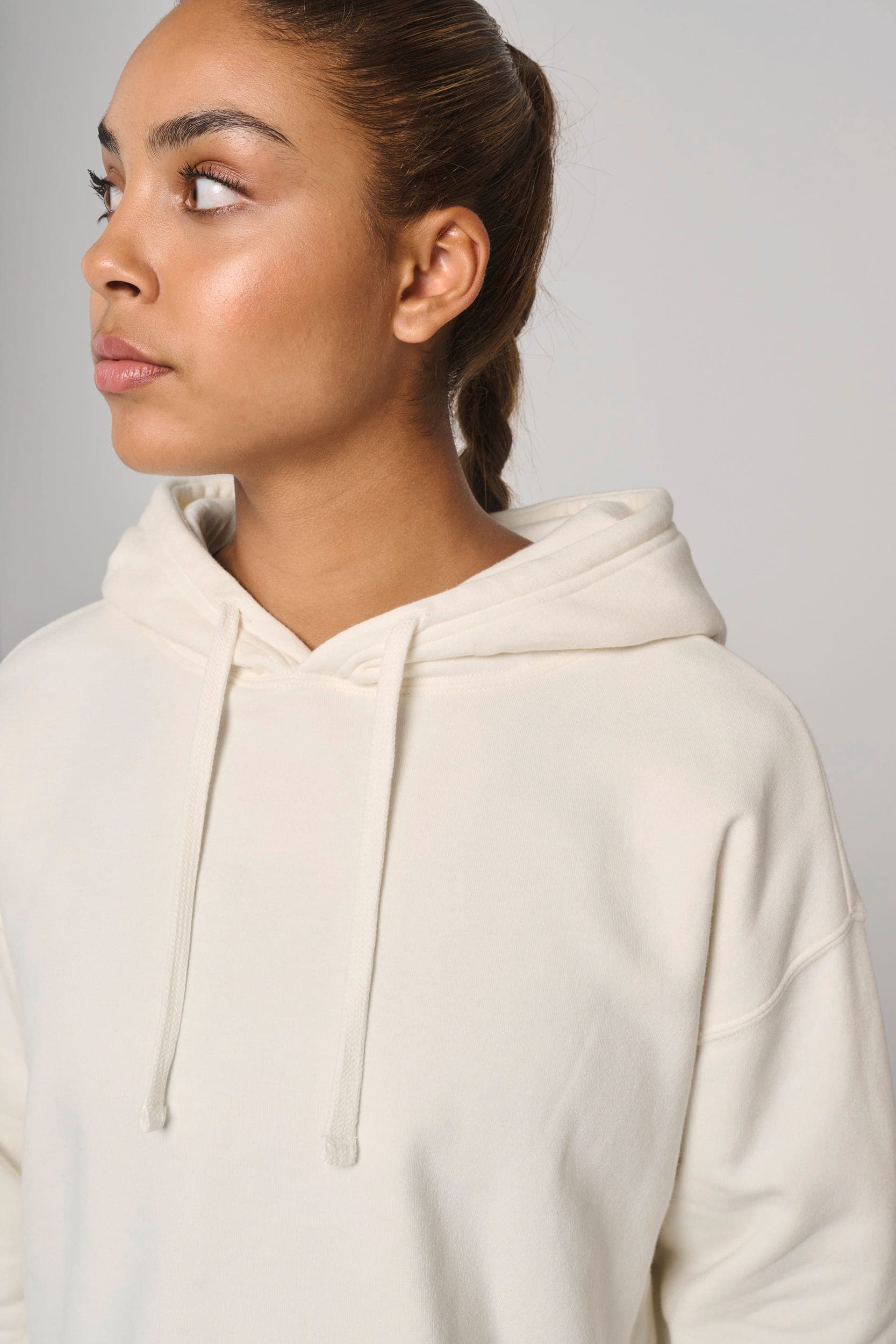 Sweat-shirt crop à capuche femme en situation
