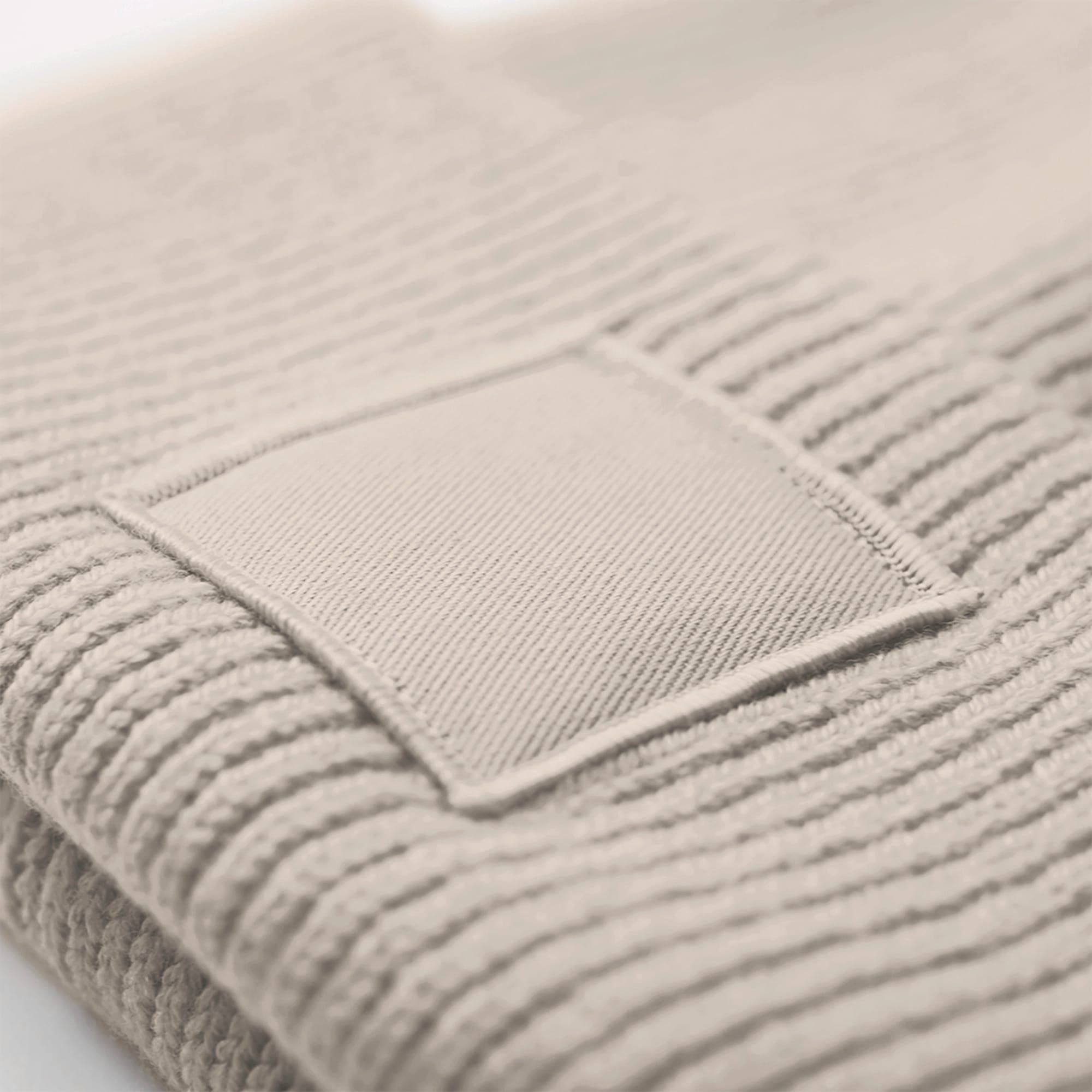 DEEP CUFFED TONAL PATCH BEANIE en situation