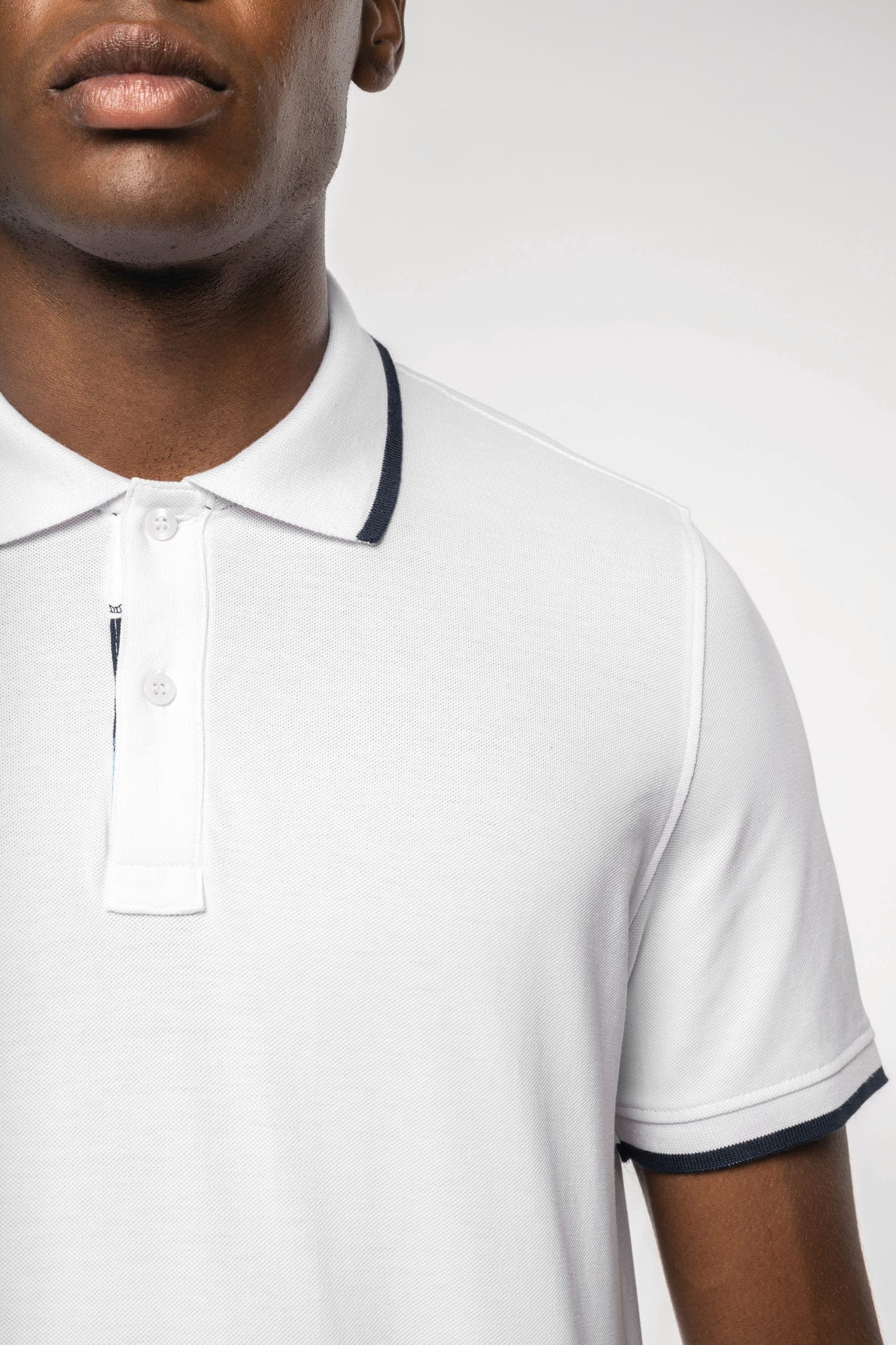 Polo manches courtes homme en situation