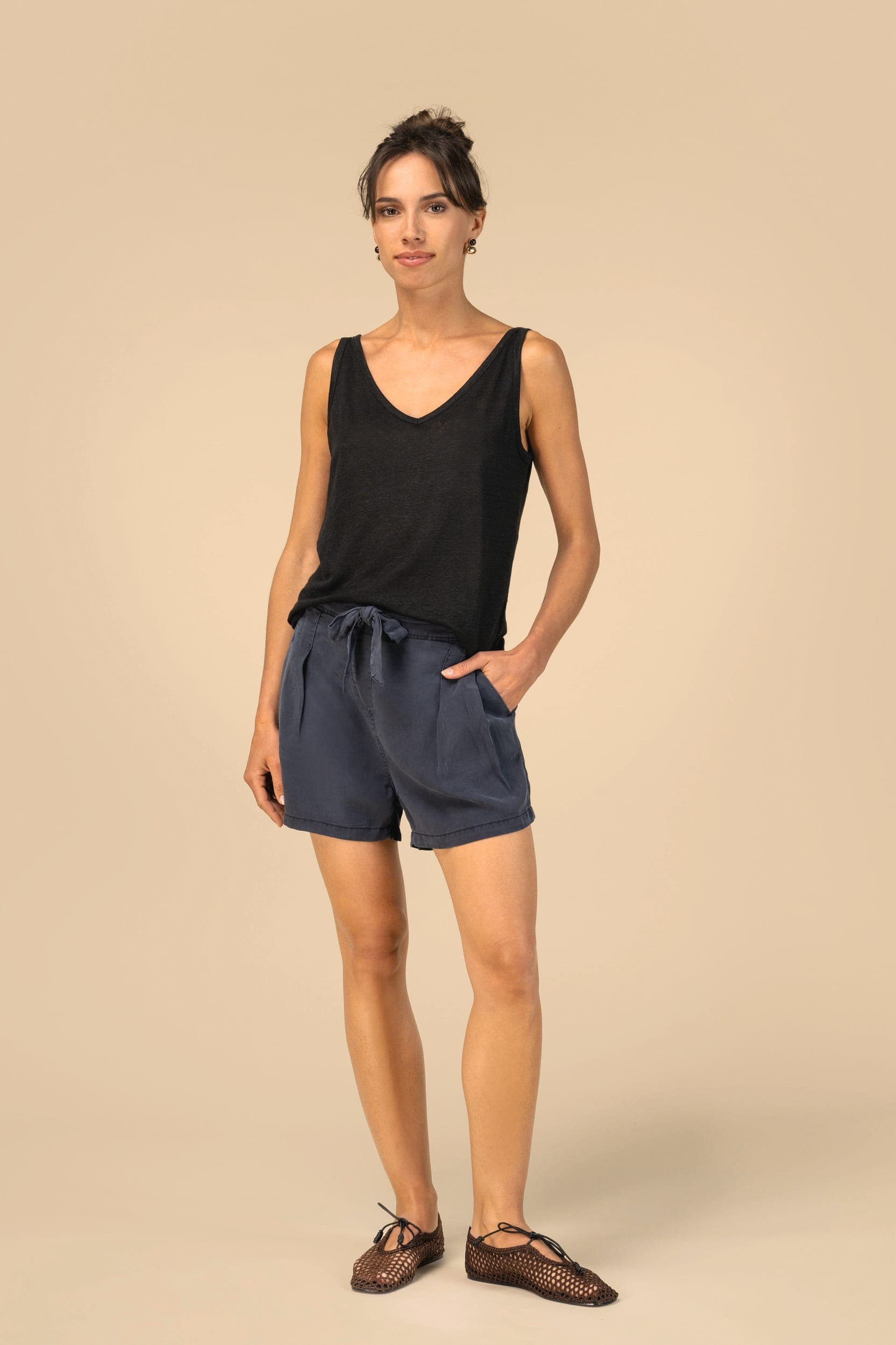Short écoresponsable délavé en lyocell femme en situation