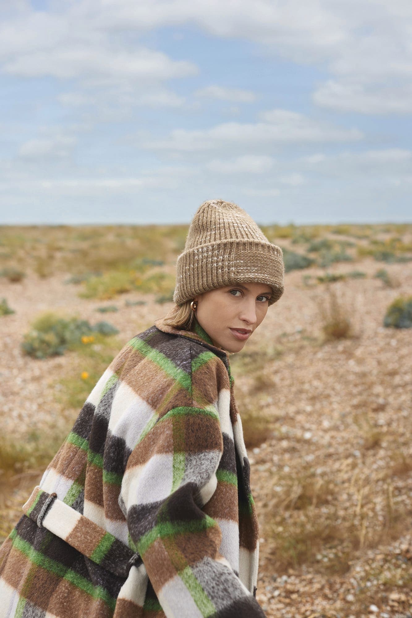 CHUNKY KNITTED PATCH BEANIE en situation