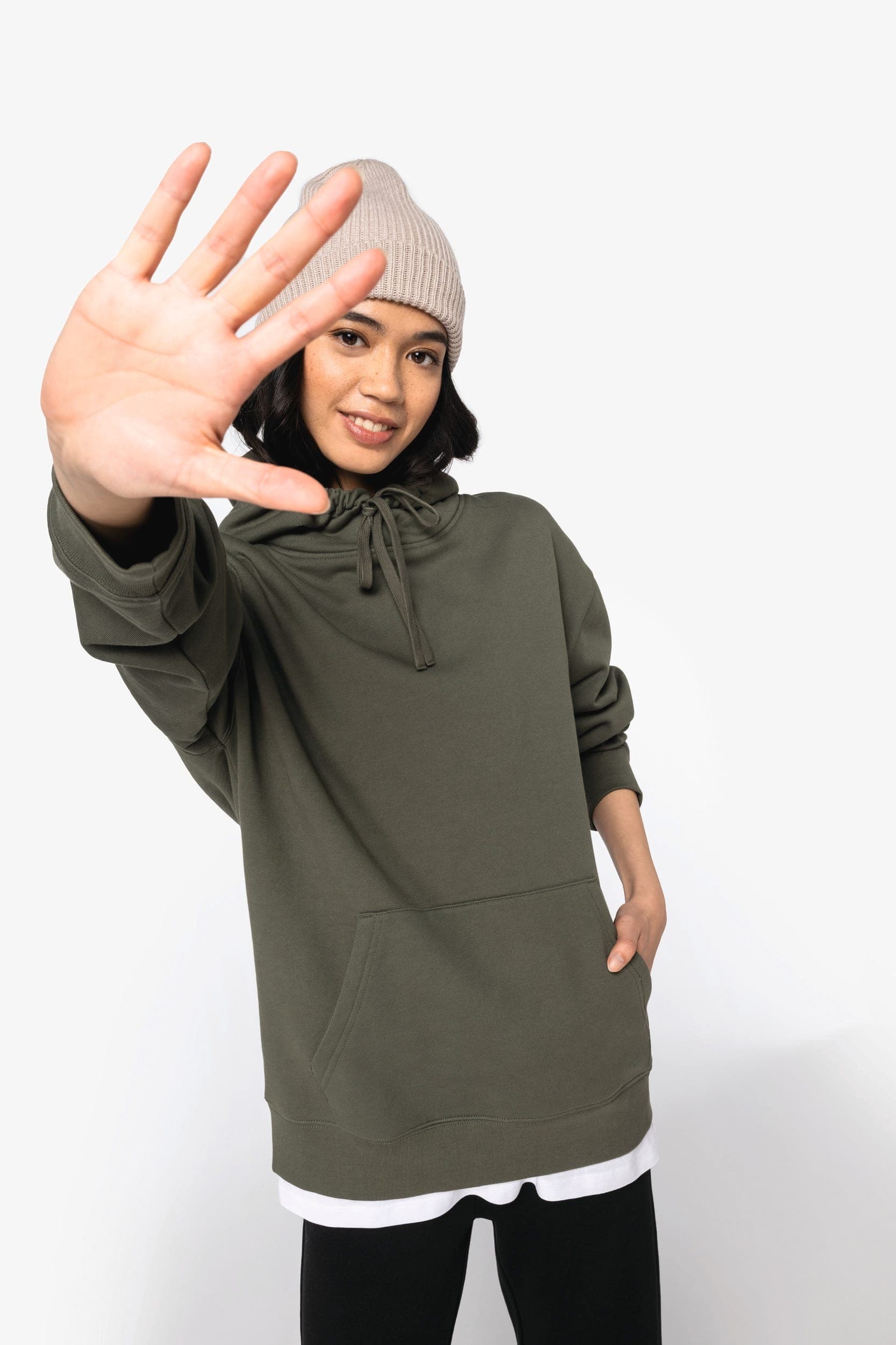 Sweat-shirt écoresponsable à capuche à épaules tombantes molleton gratté unisexe en situation