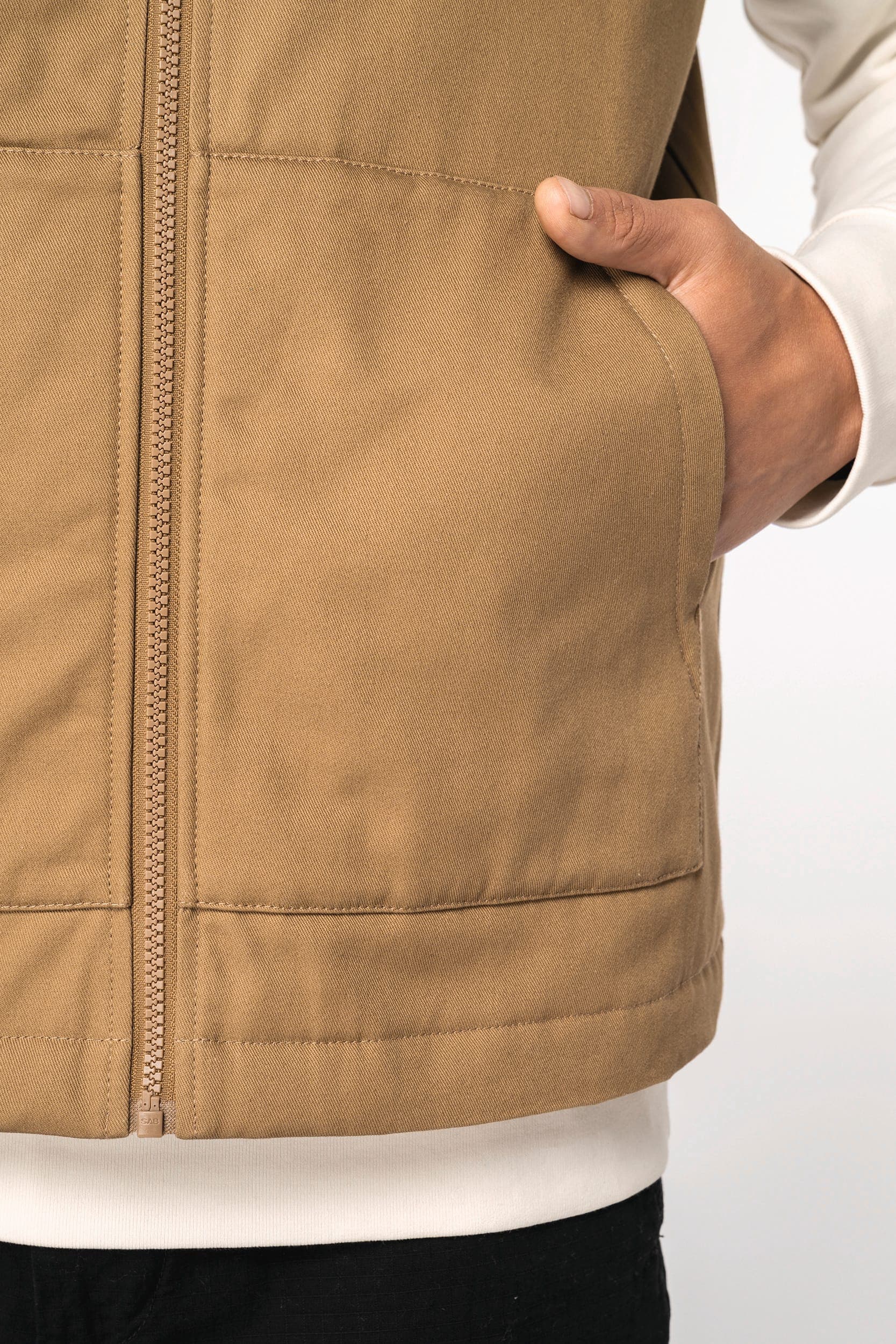 Bodywarmer rembourré en sergé écoresponsable à col teddy unisexe en situation