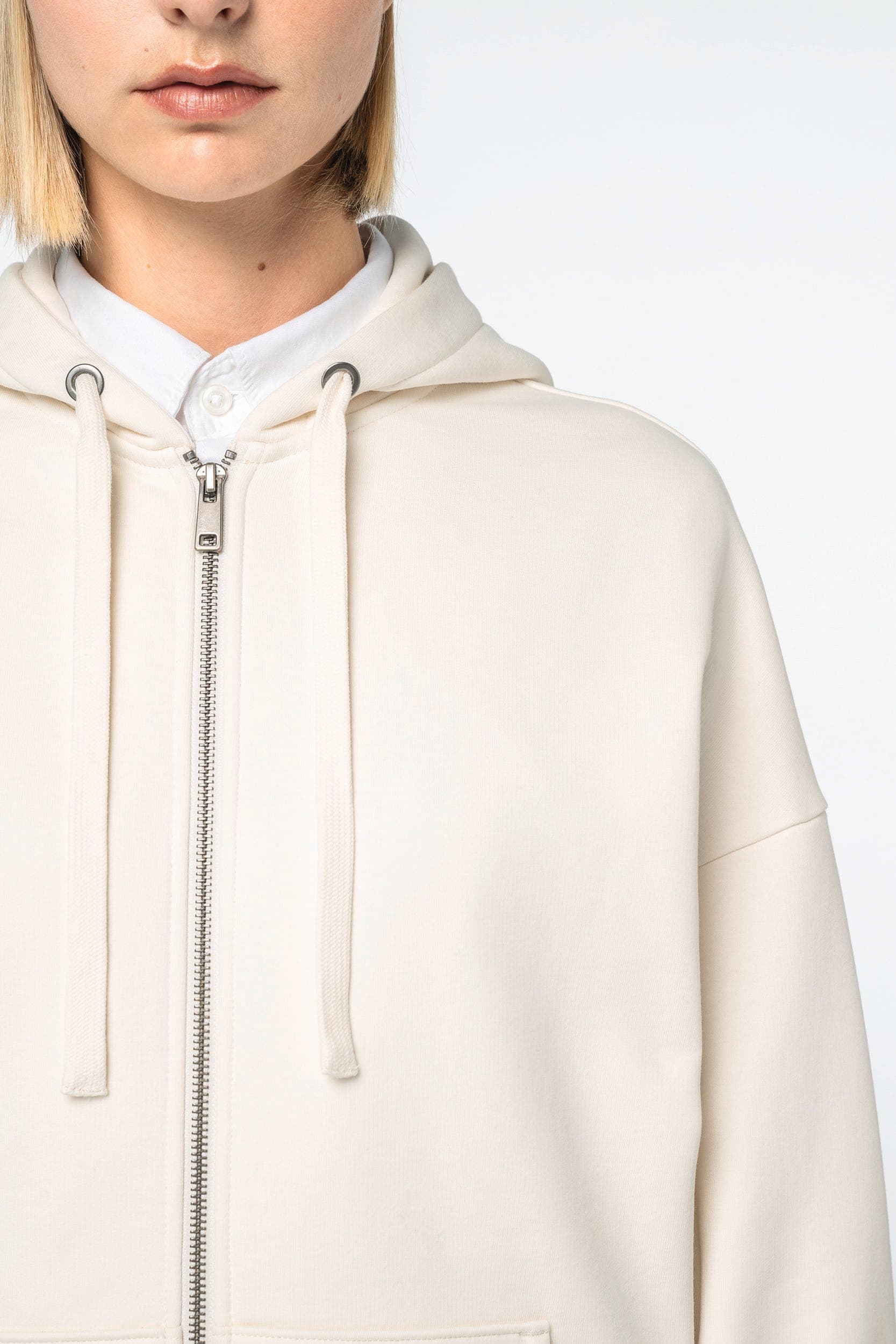 Sweat-shirt écoresponsable zippé à capuche oversize unisexe en situation