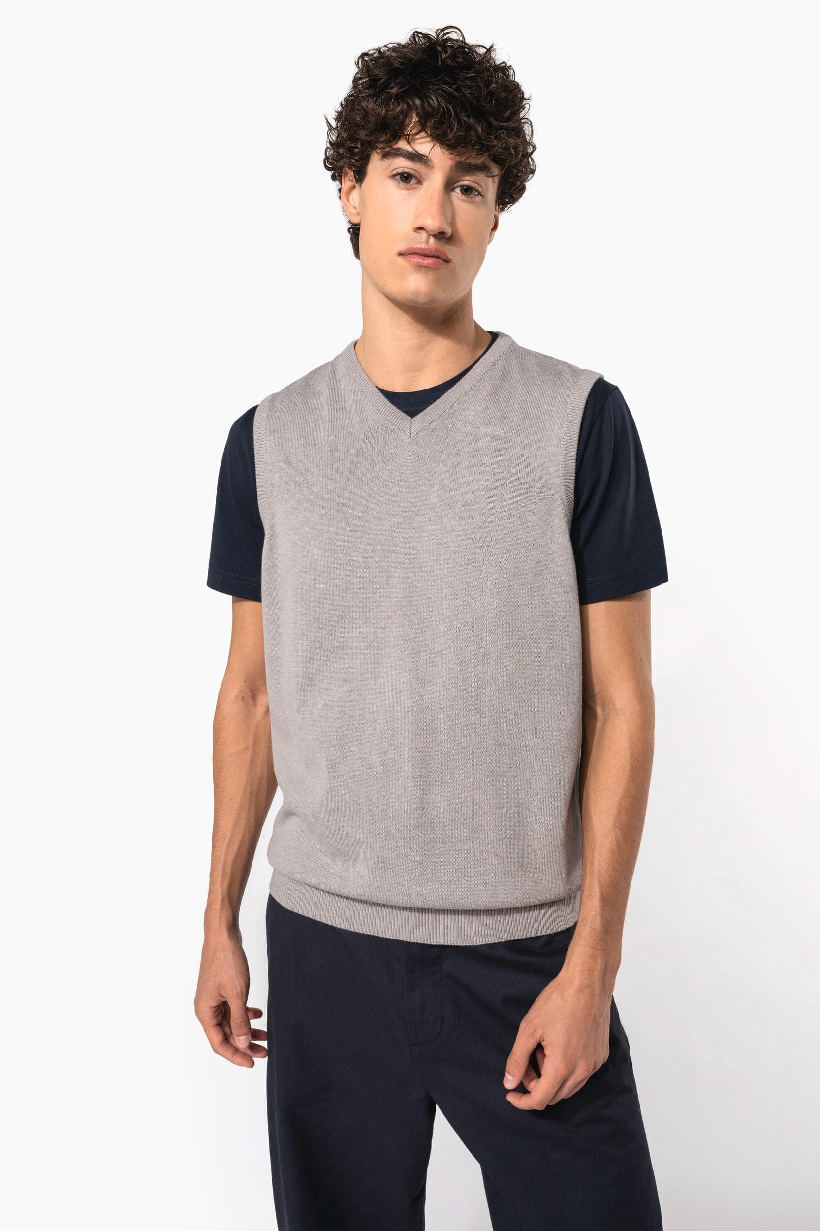 Pull col V sans manches en situation