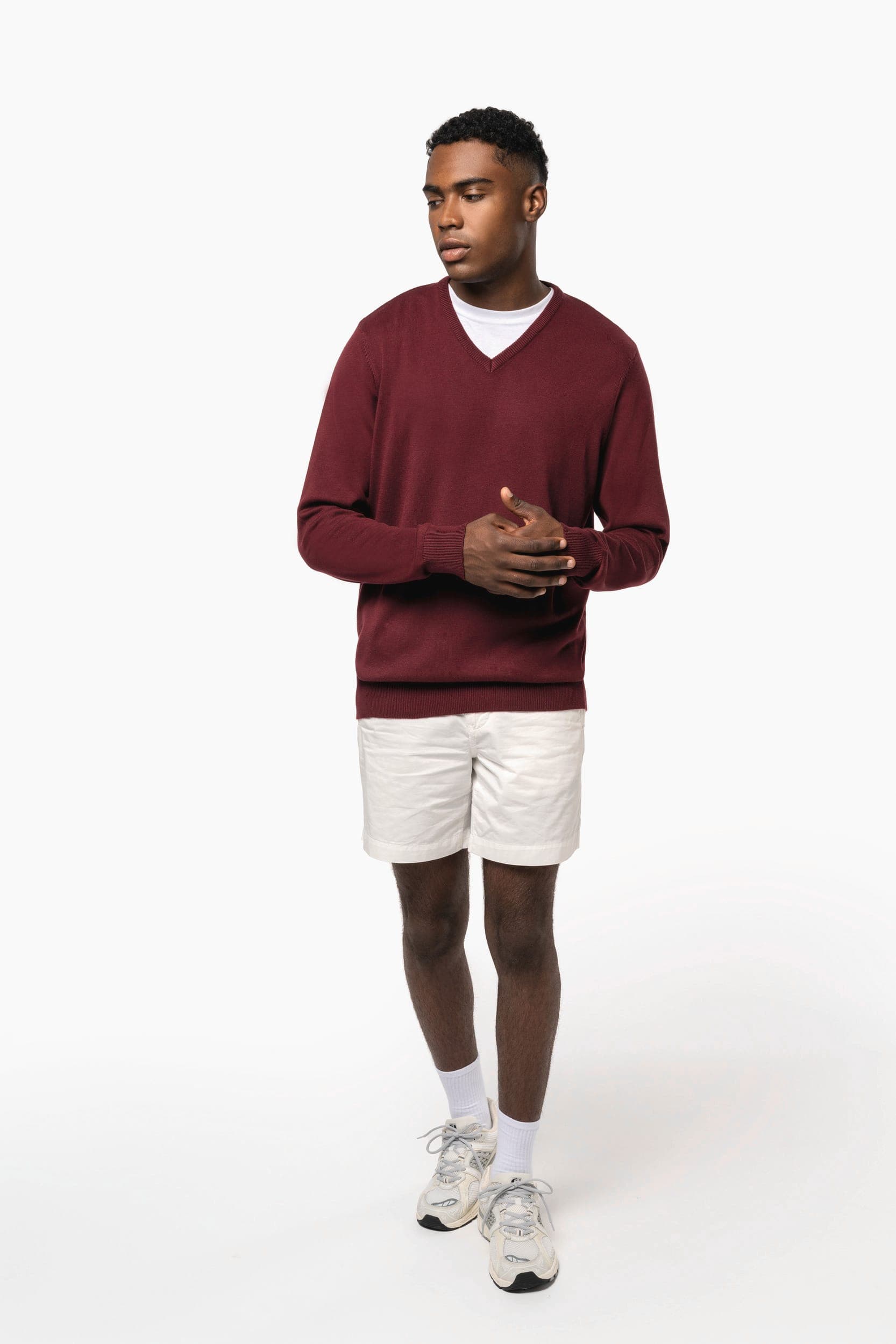 Pull col V homme en situation