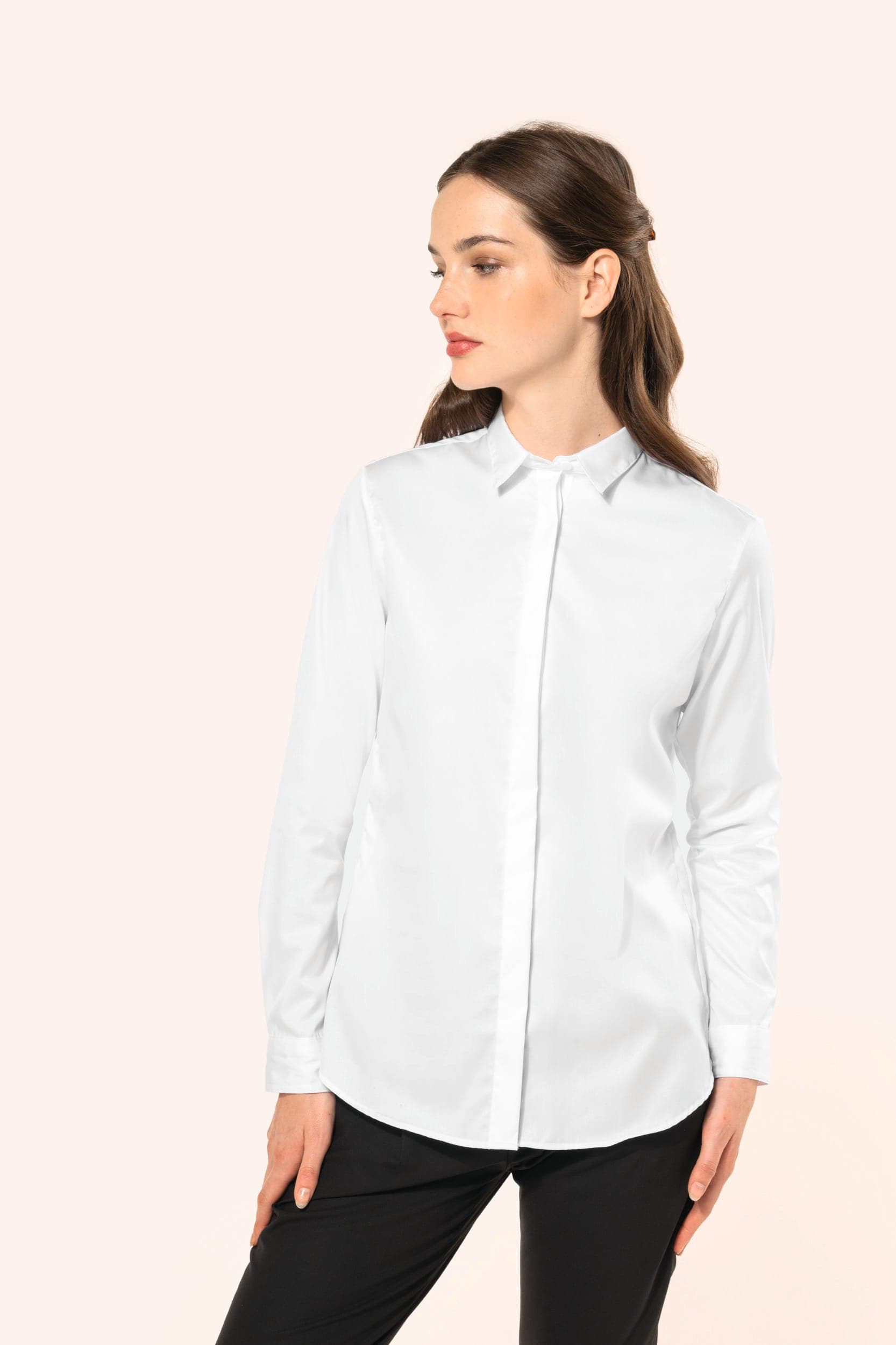 Chemise twill manches longues femme en situation