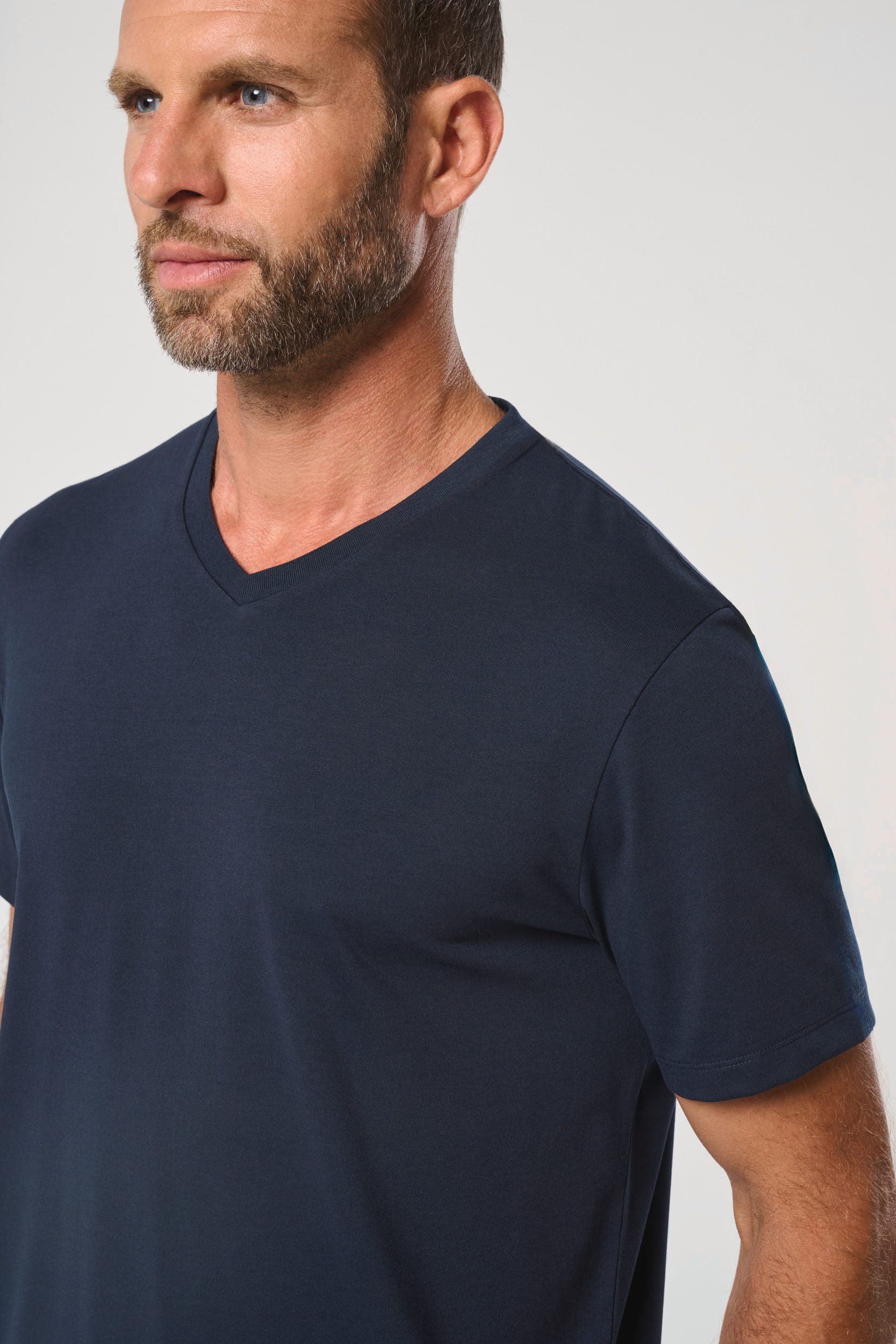 T-shirt écoresponsable col V antibactérien homme en situation
