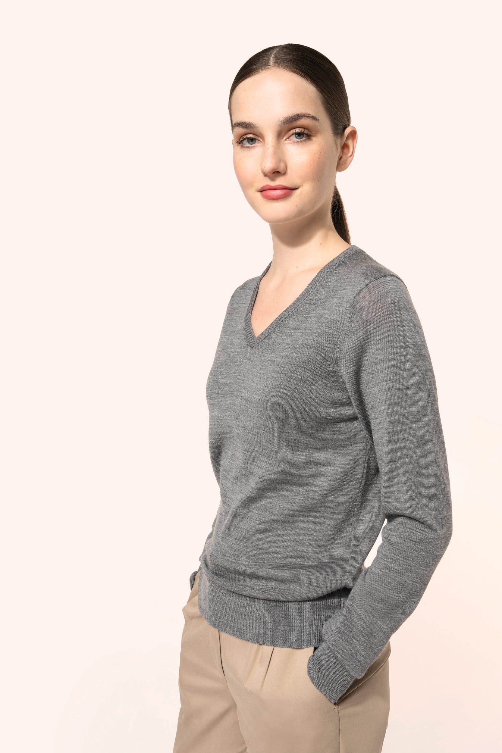 Pull Mérinos col V femme en situation