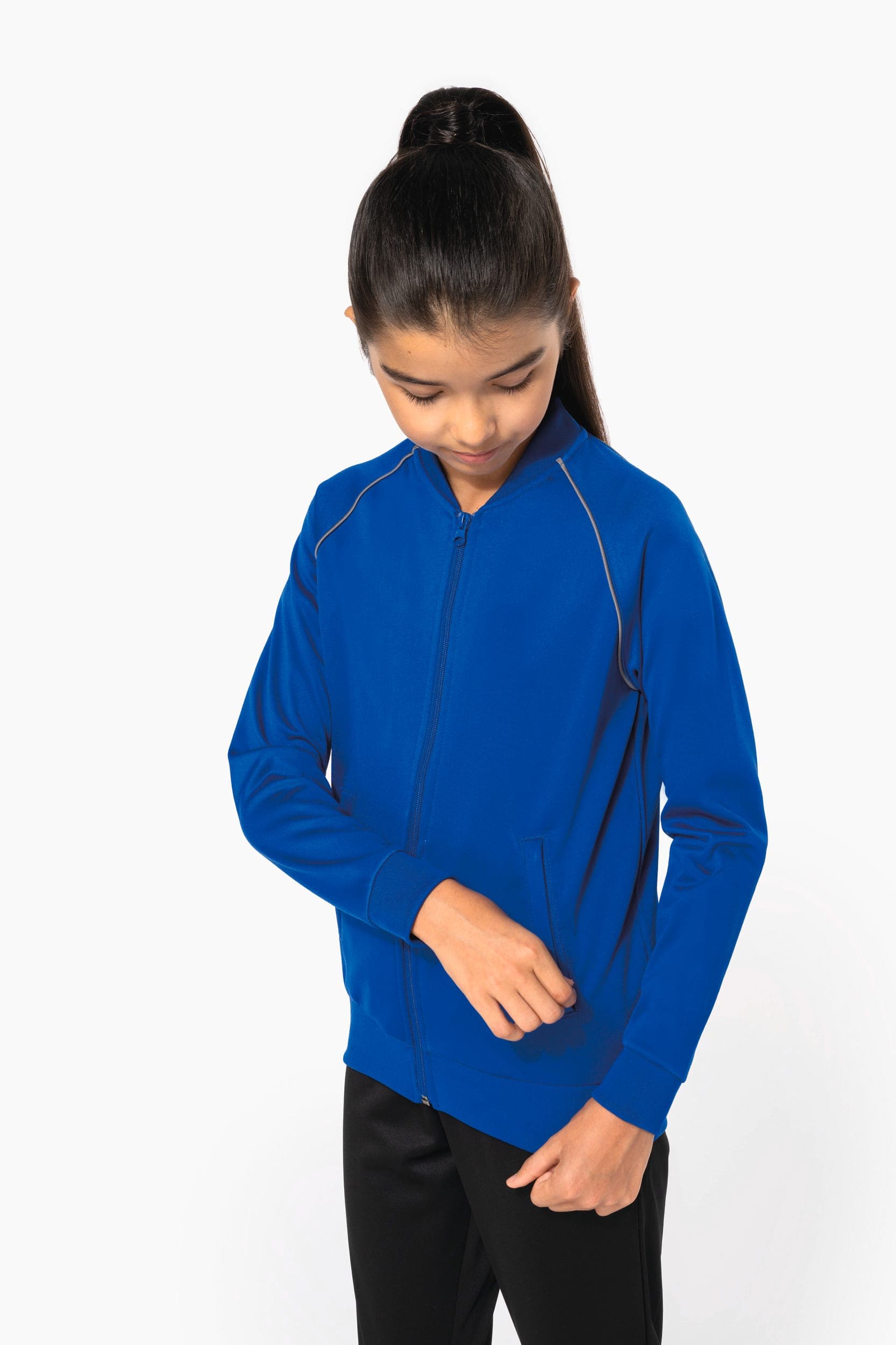 Veste de survêtement zippée avec liseré enfant en situation