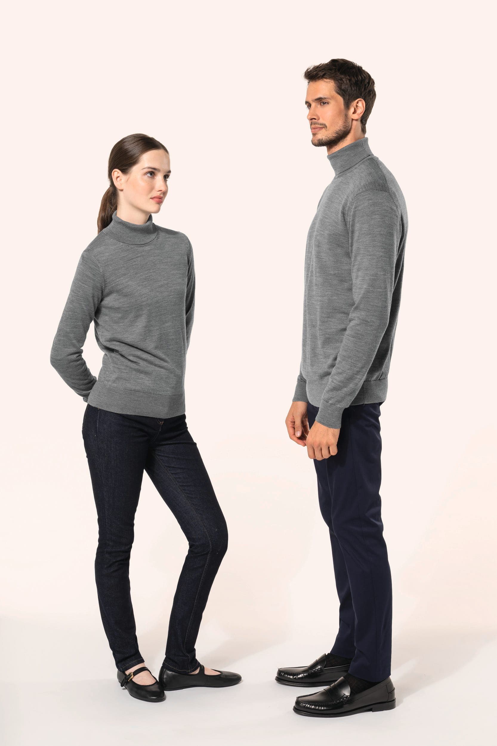 Pull Mérinos col roulé femme en situation