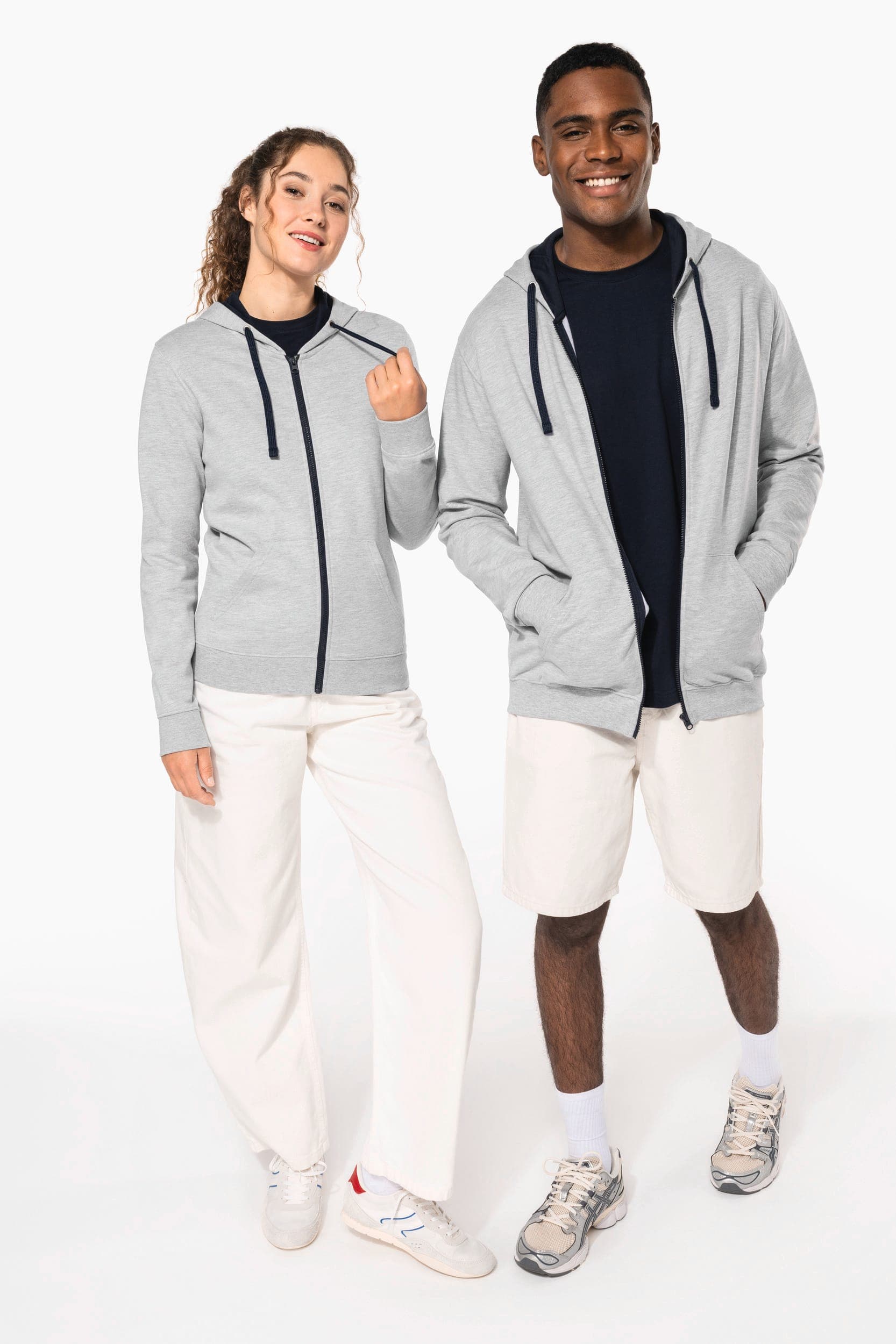Sweat-shirt zippé capuche contrastée femme en situation