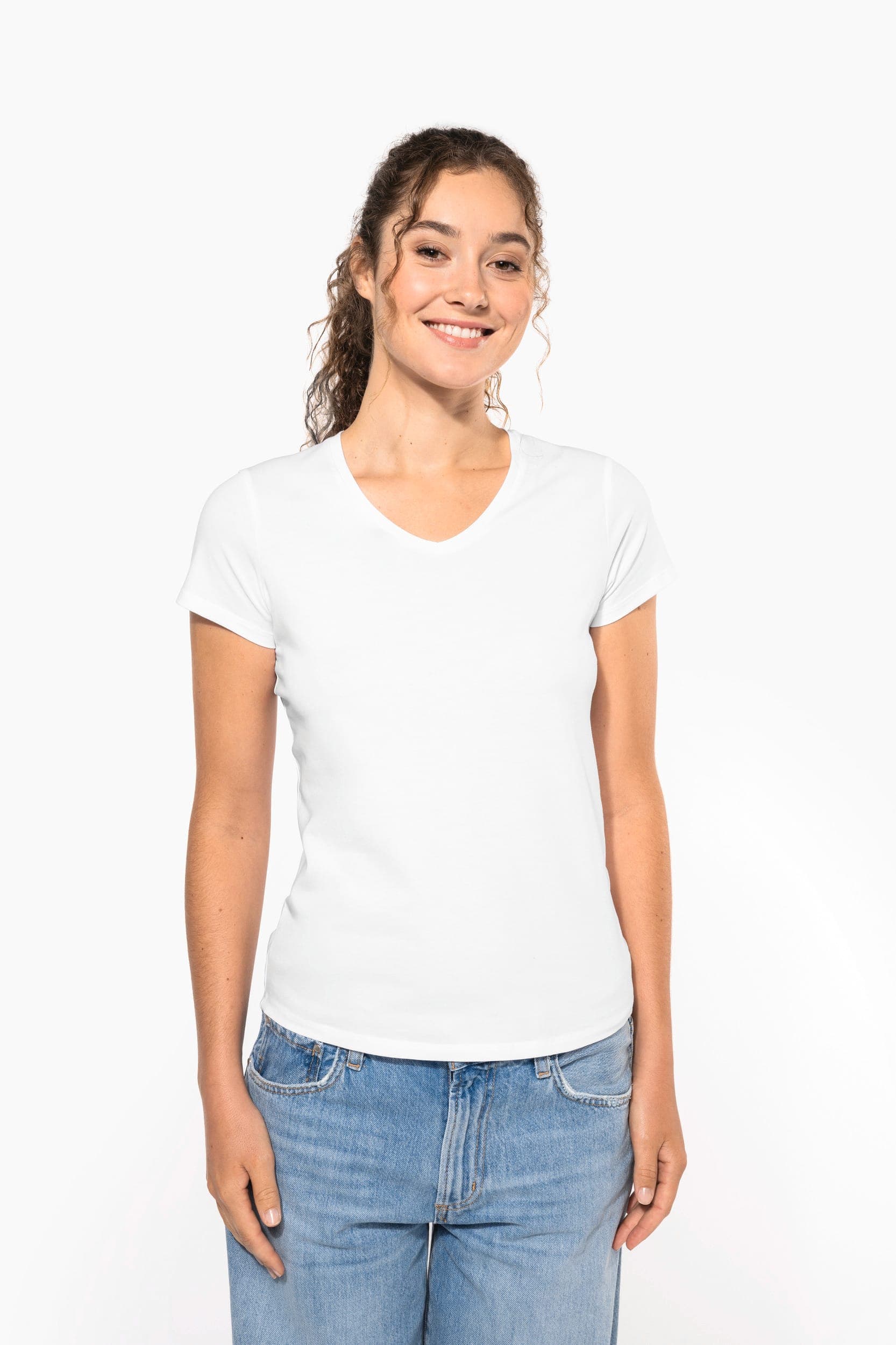 T-shirt col V manches courtes femme en situation