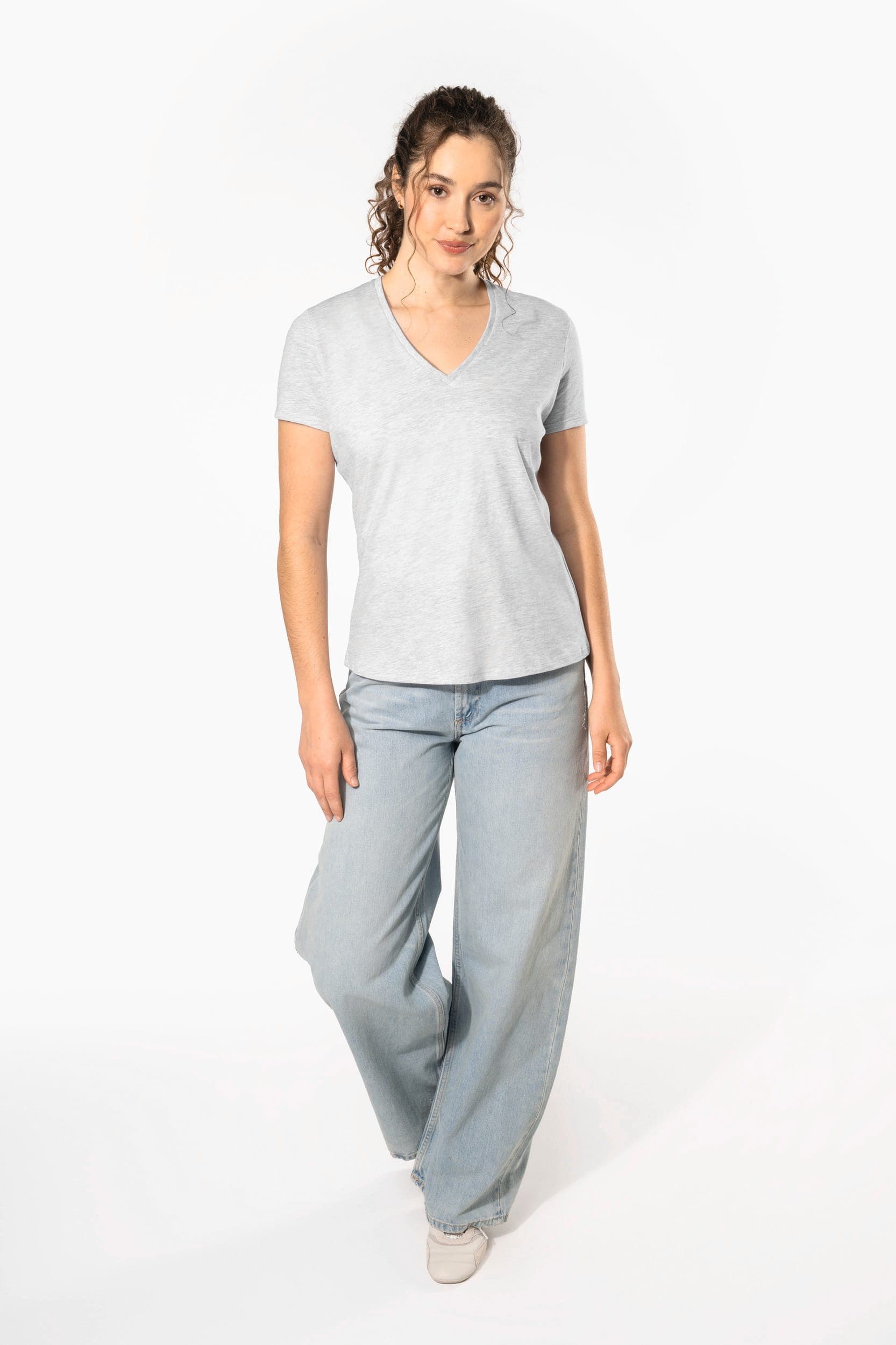 T-shirt BIO150 col V femme en situation