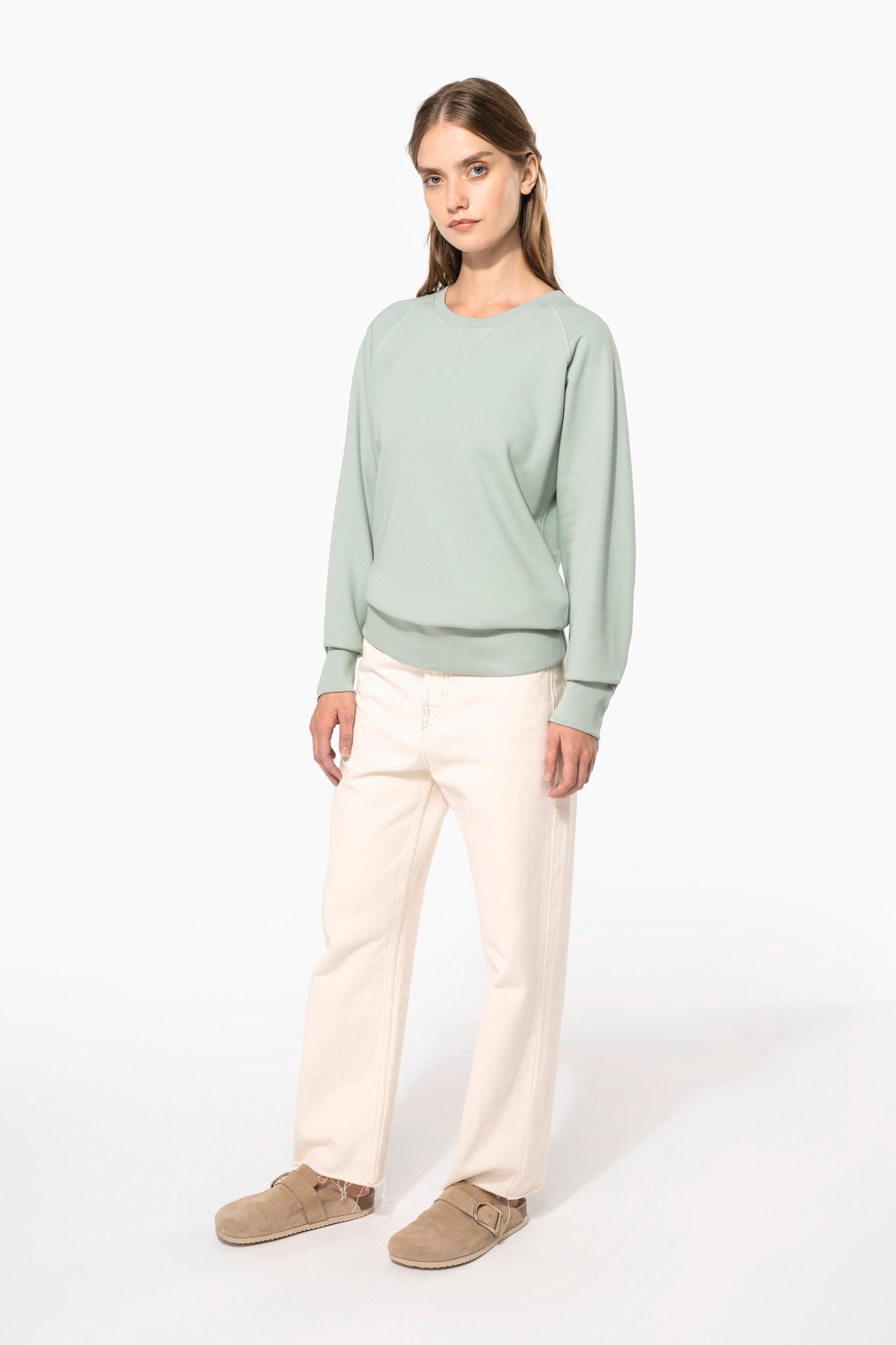Sweat-shirt Bio col rond manches raglan femme en situation