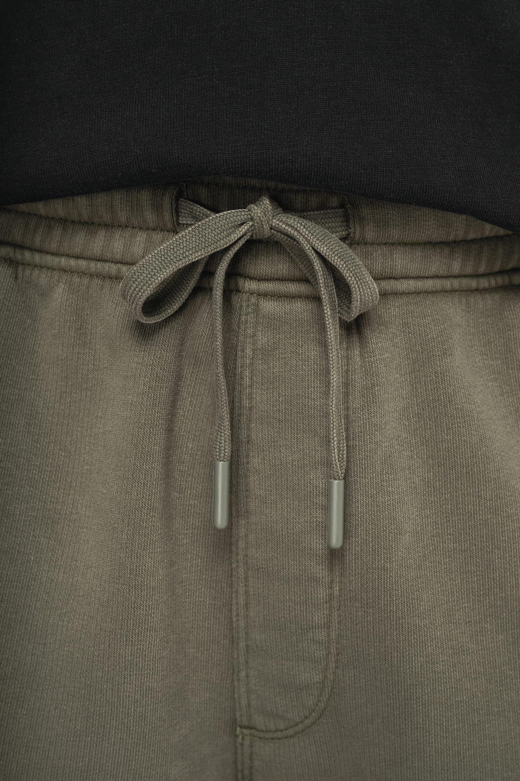 Short cargo écoresponsable délavé French Terry homme en situation