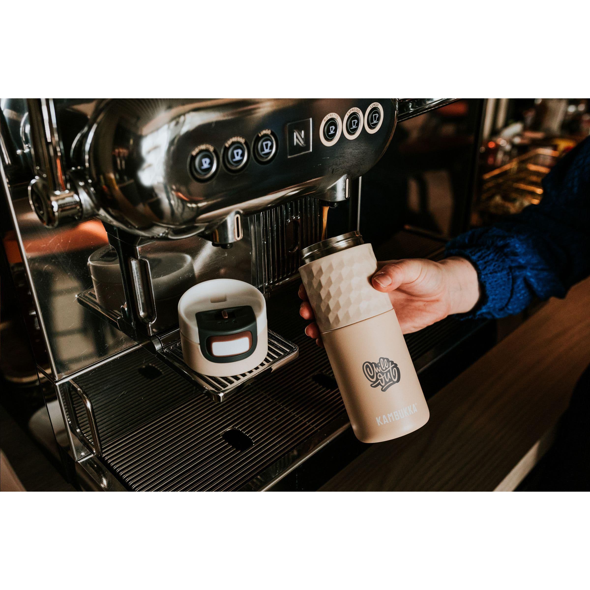 Gobelet thermos Kambukka® Etna Grip 500 ml en situation