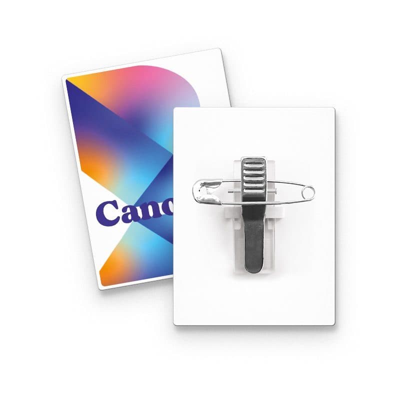 BADGE PLASTIQUE (PS) RECTANGLE 43x58 mm AVEC PINCE EPINGLE en situation