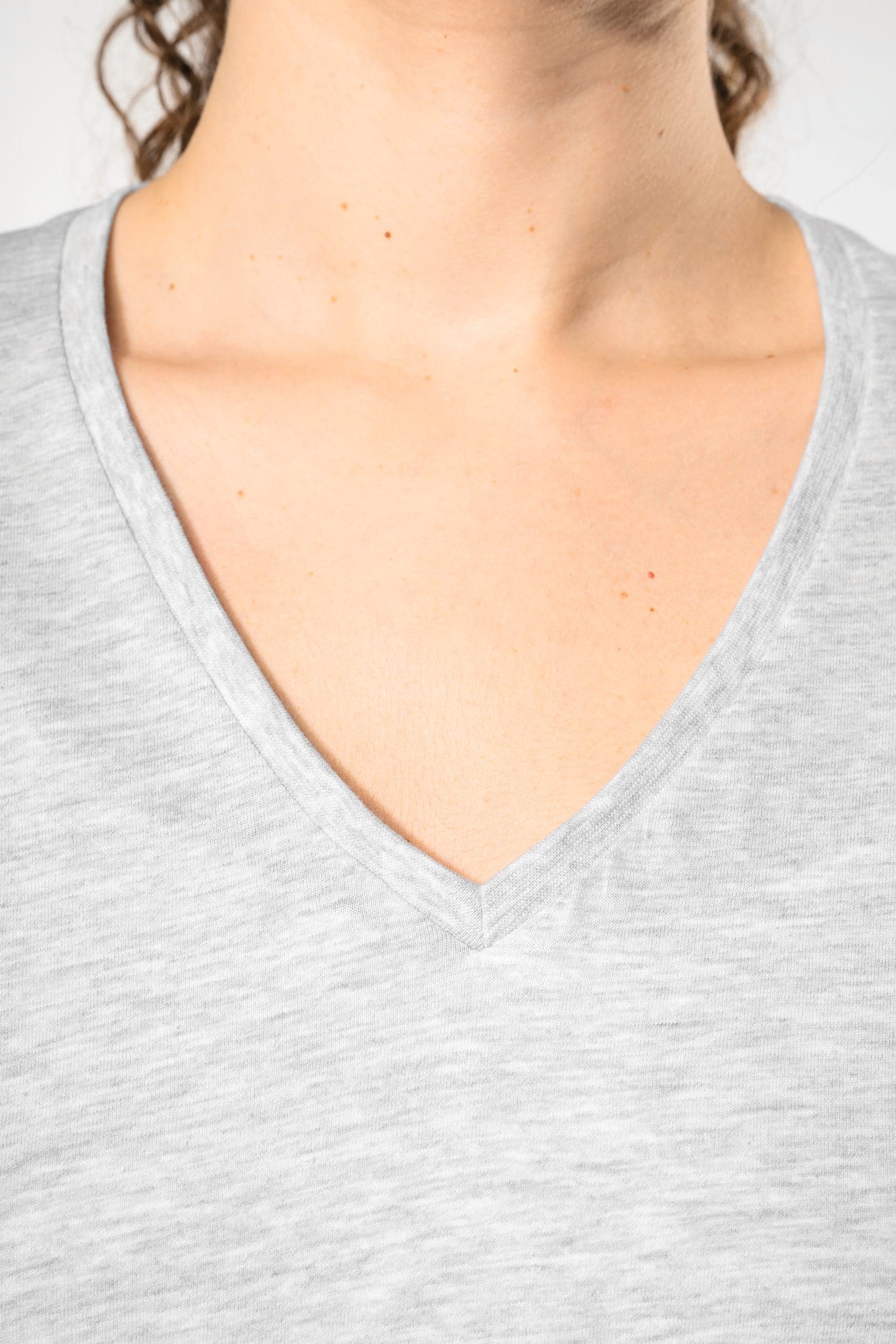 T-shirt BIO150 col V femme en situation