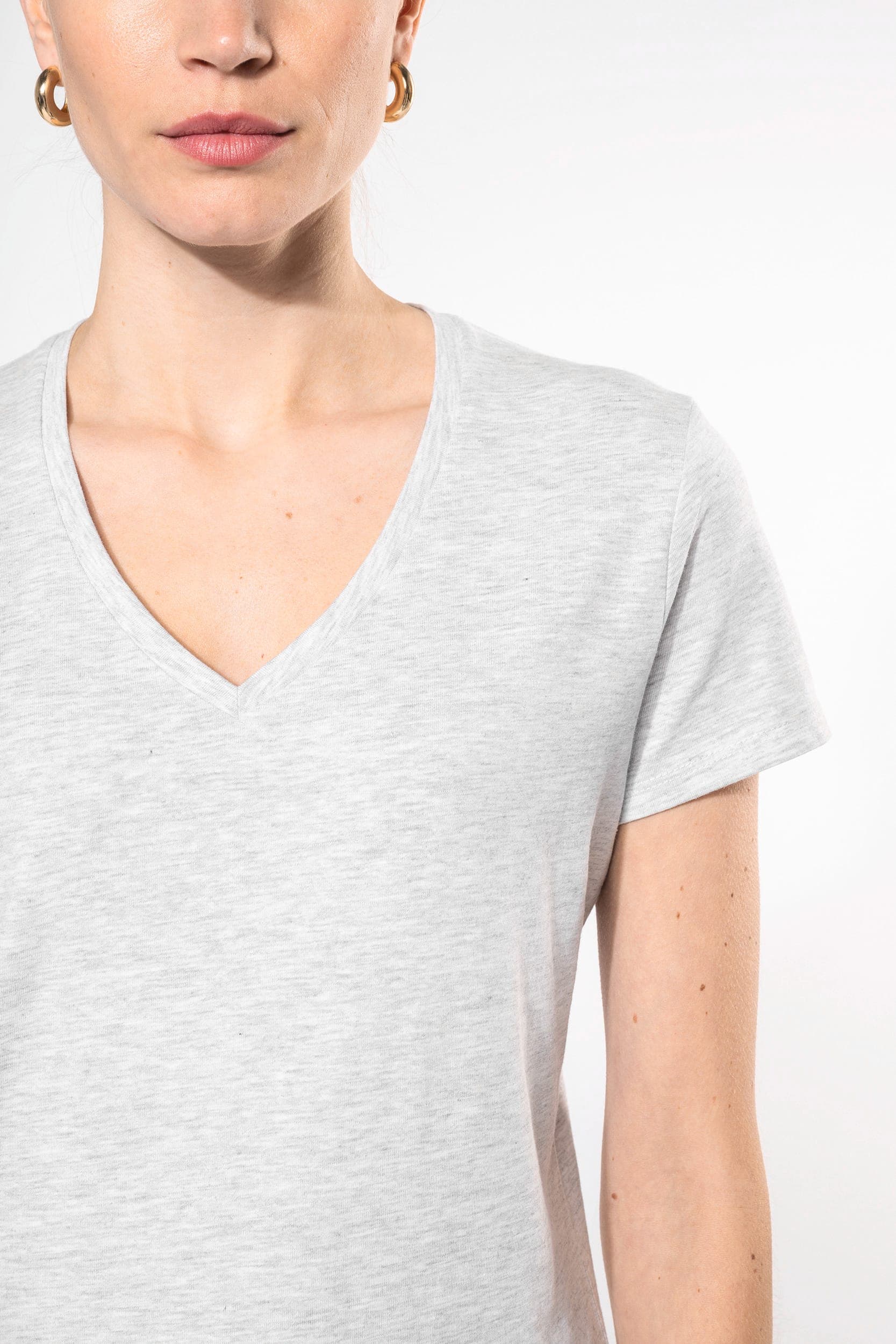 T-shirt col V manches courtes femme en situation
