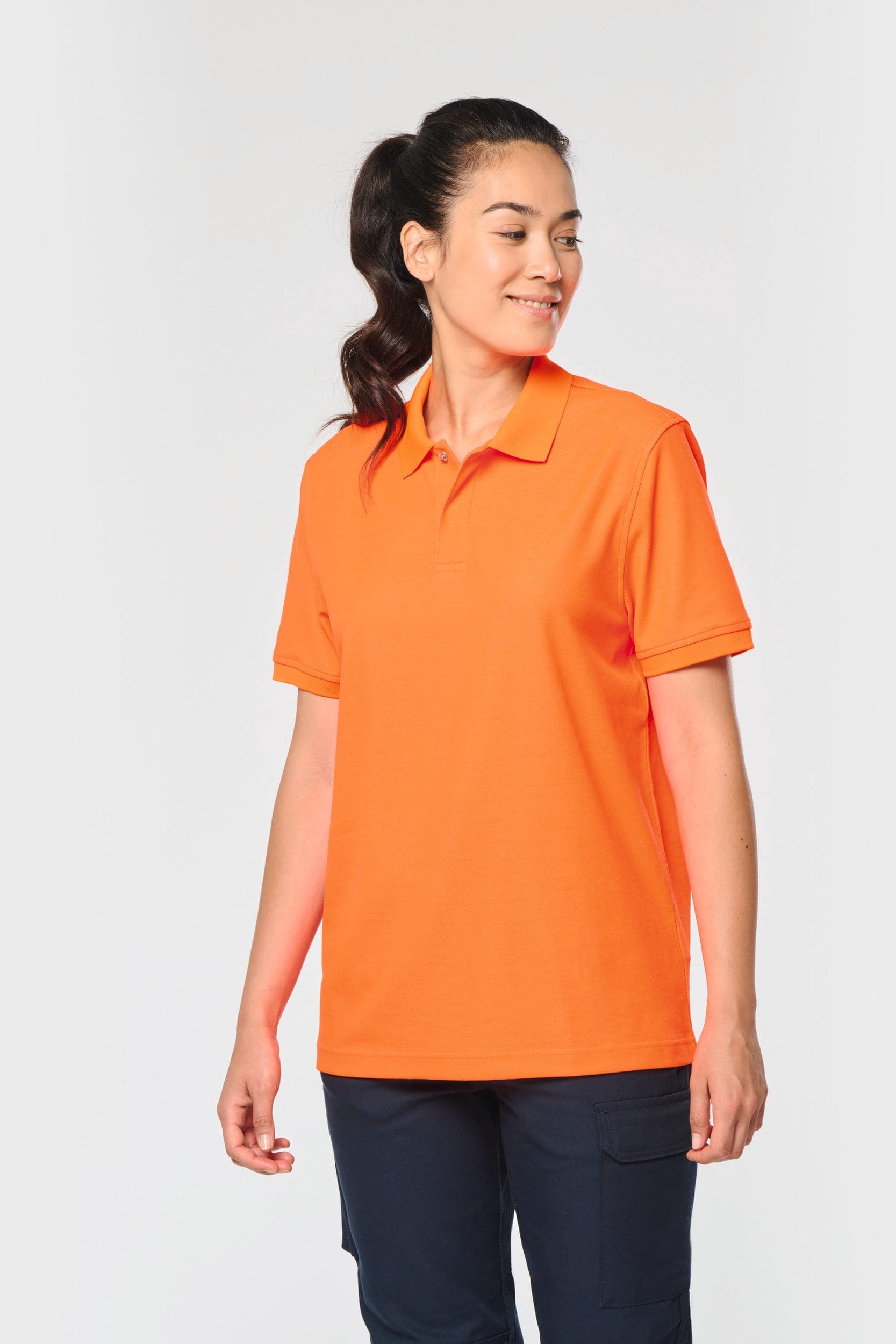 Polo unisexe écoresponsable coton/polyester en situation