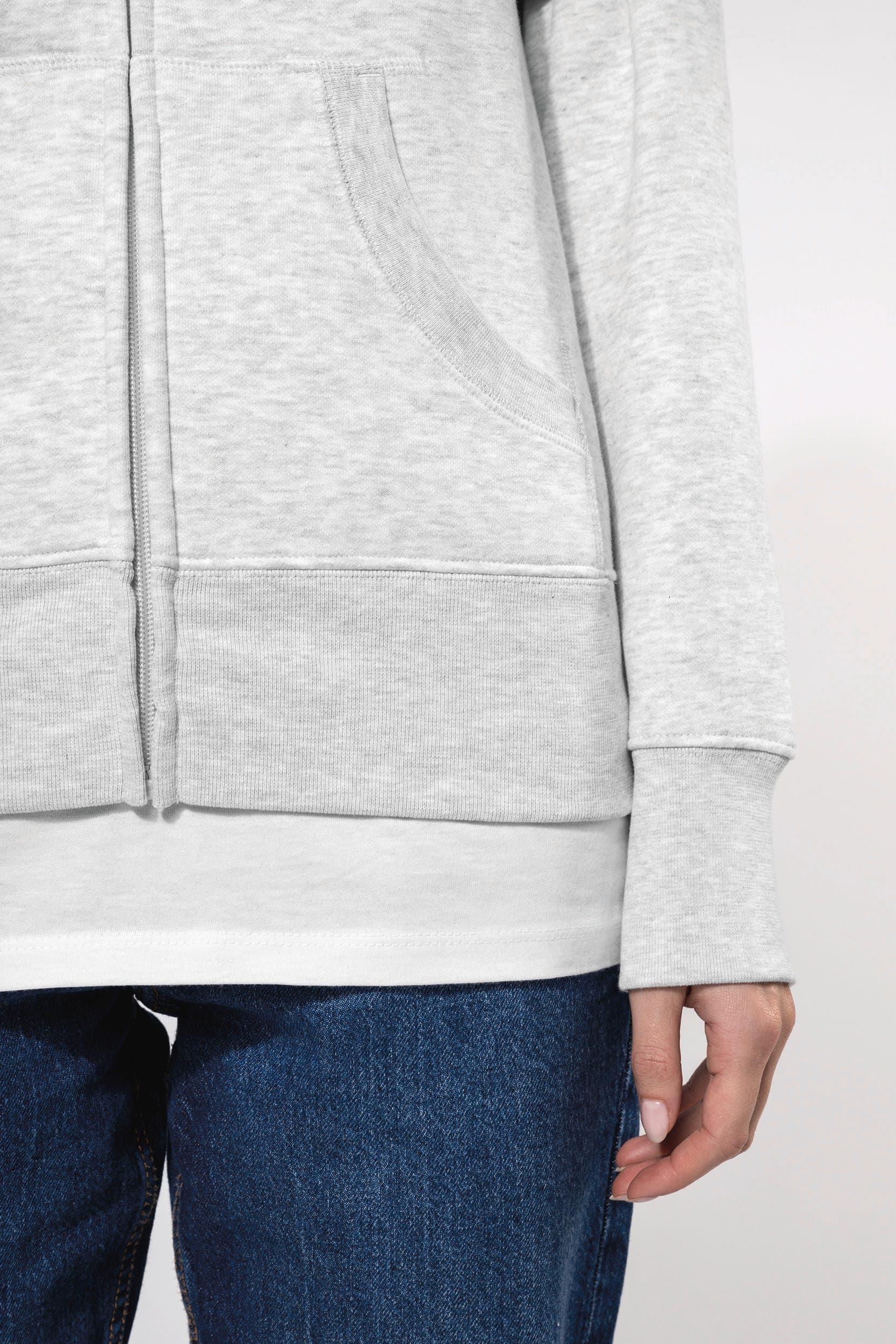 Sweat-shirt zippé capuche femme en situation