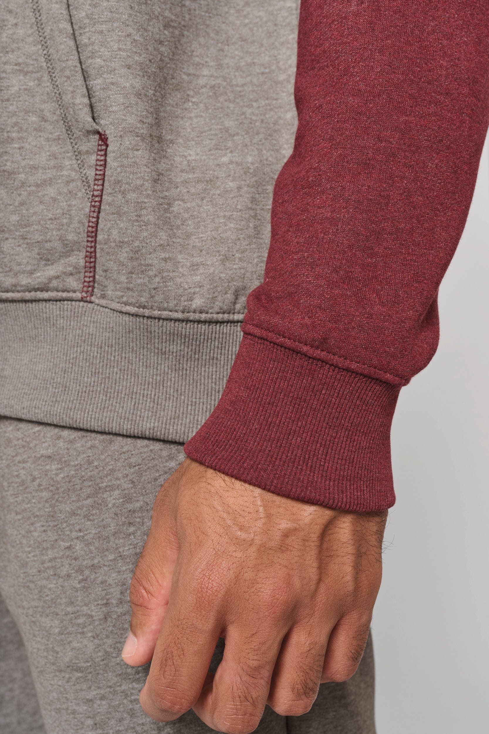 Sweat-shirt à capuche bicolore unisexe en situation