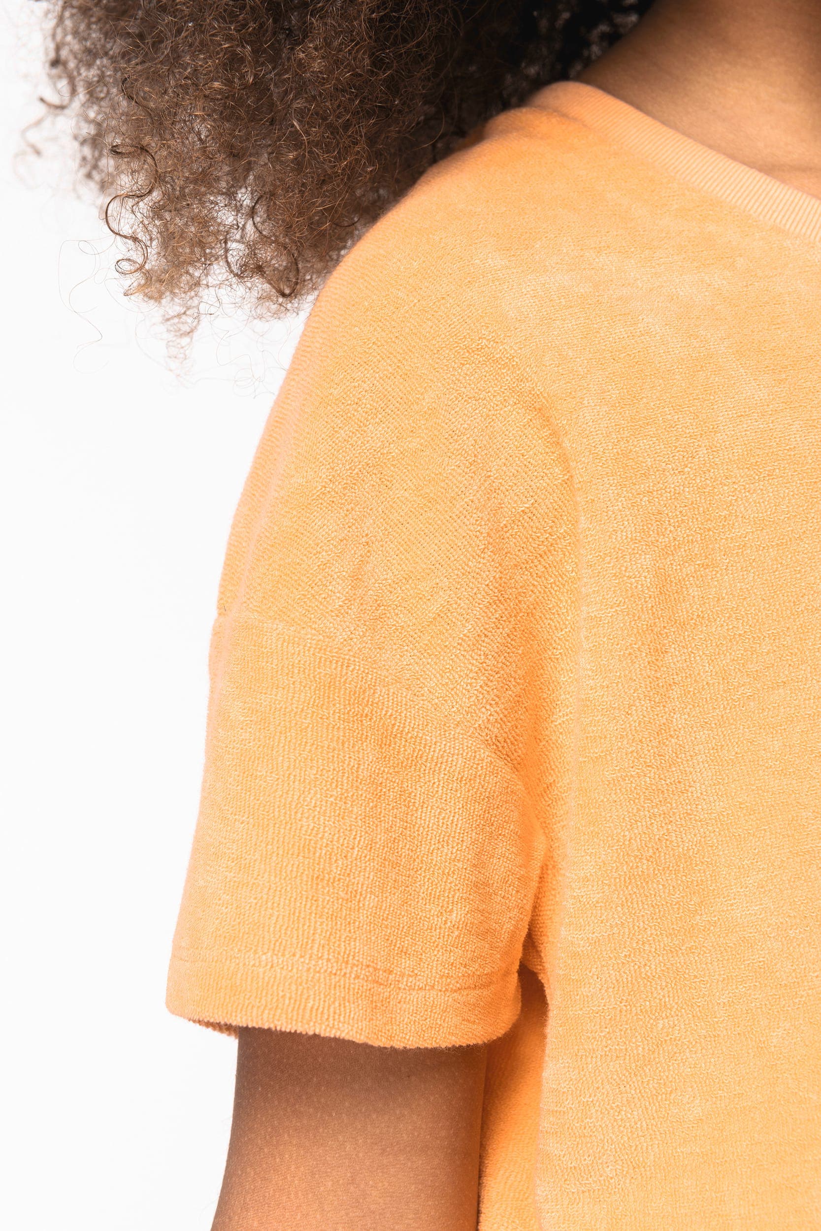 T-shirt écoresponsable en éponge fille en situation
