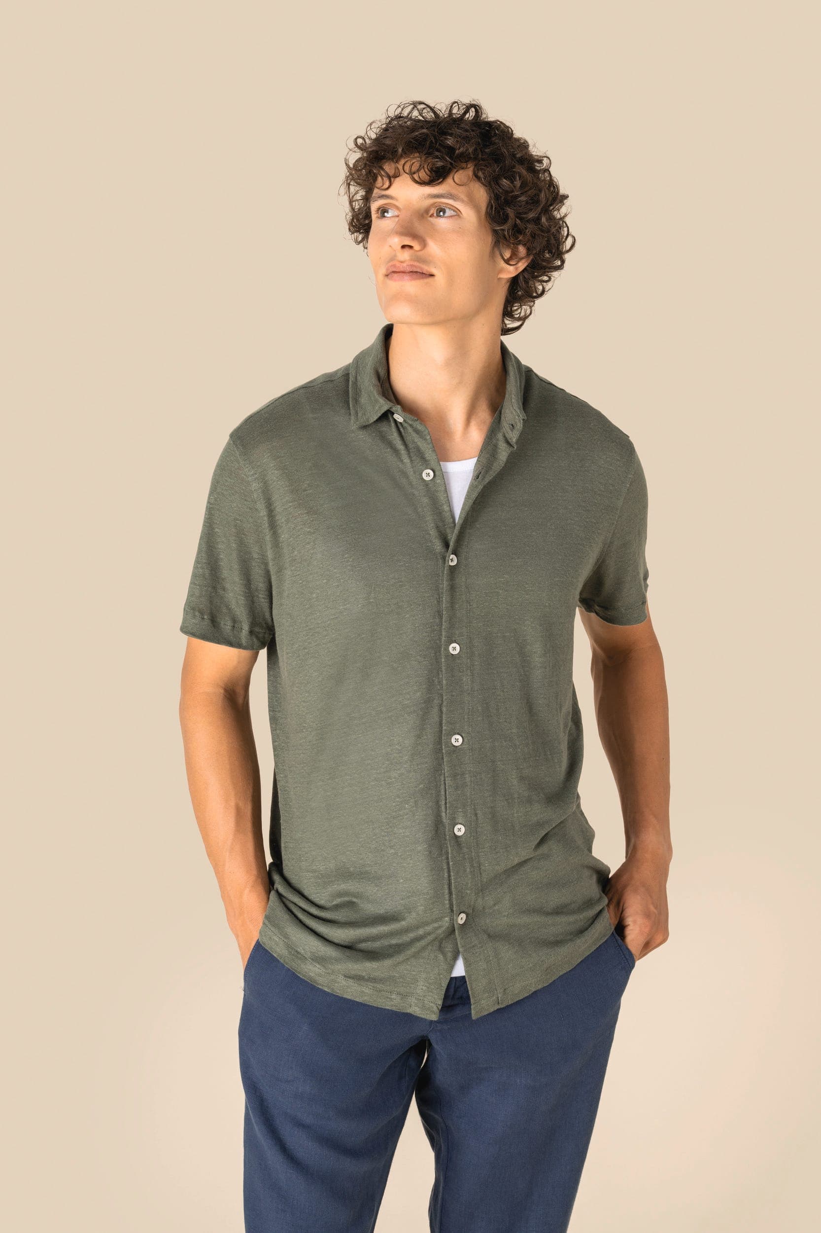 Chemise à manches courtes en lin homme en situation
