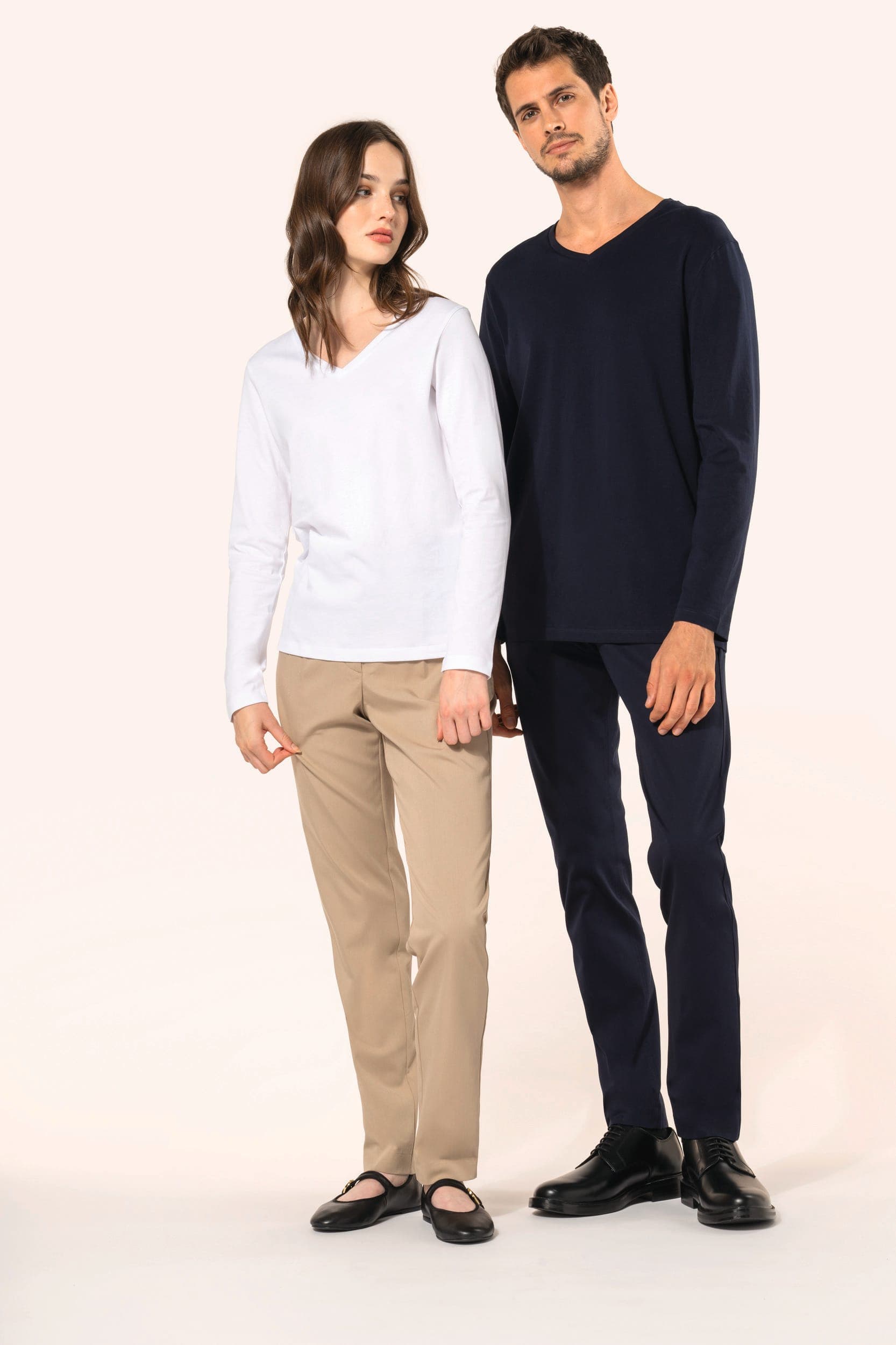 T-shirt Supima® col V manches longues femme en situation