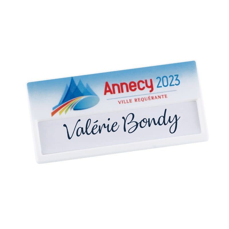 BADGE AVEC ZONE NOMINATIVE ET AIMANT en situation