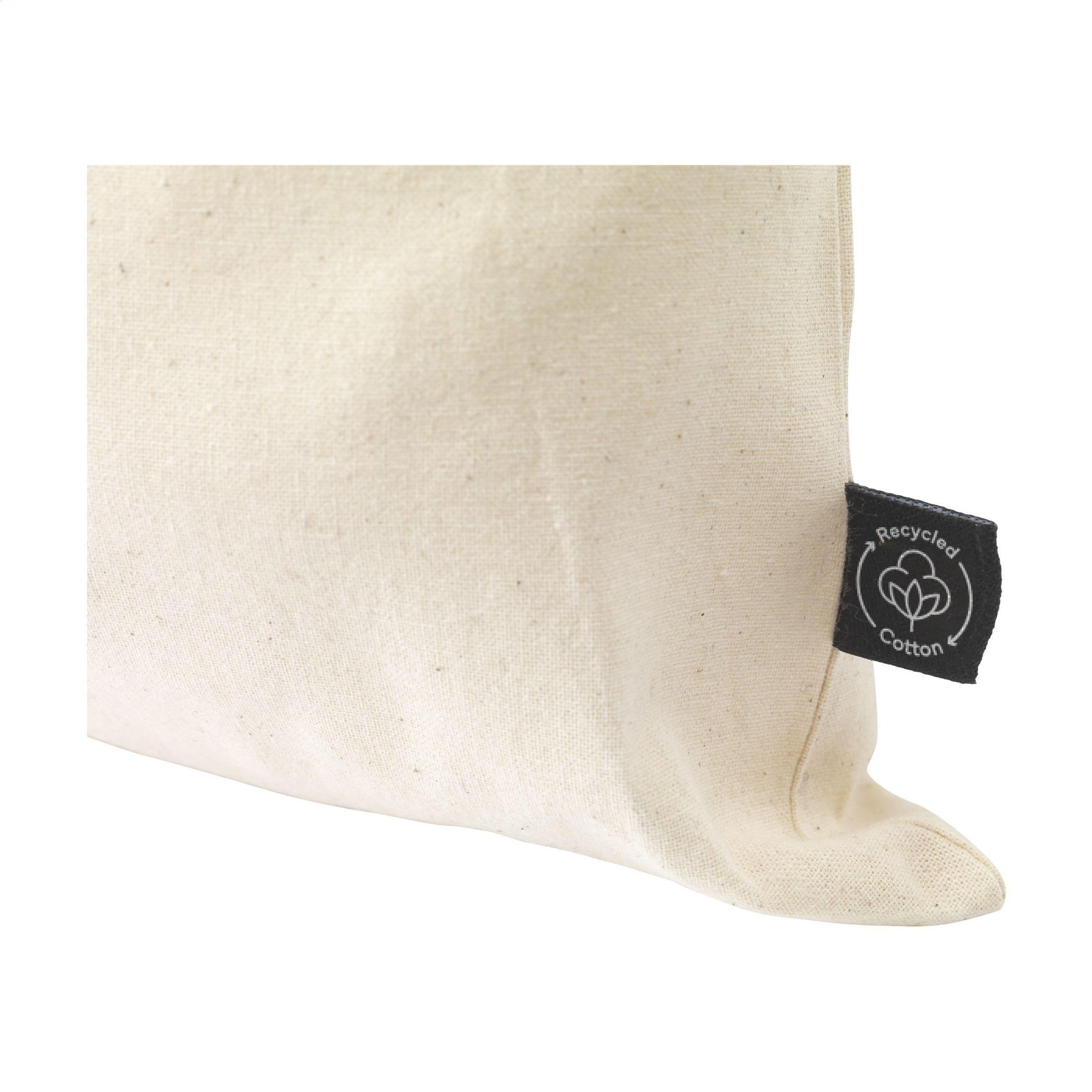 Pochette cadeau naturelle coton GRS recyclé (150 g/m²) L en situation