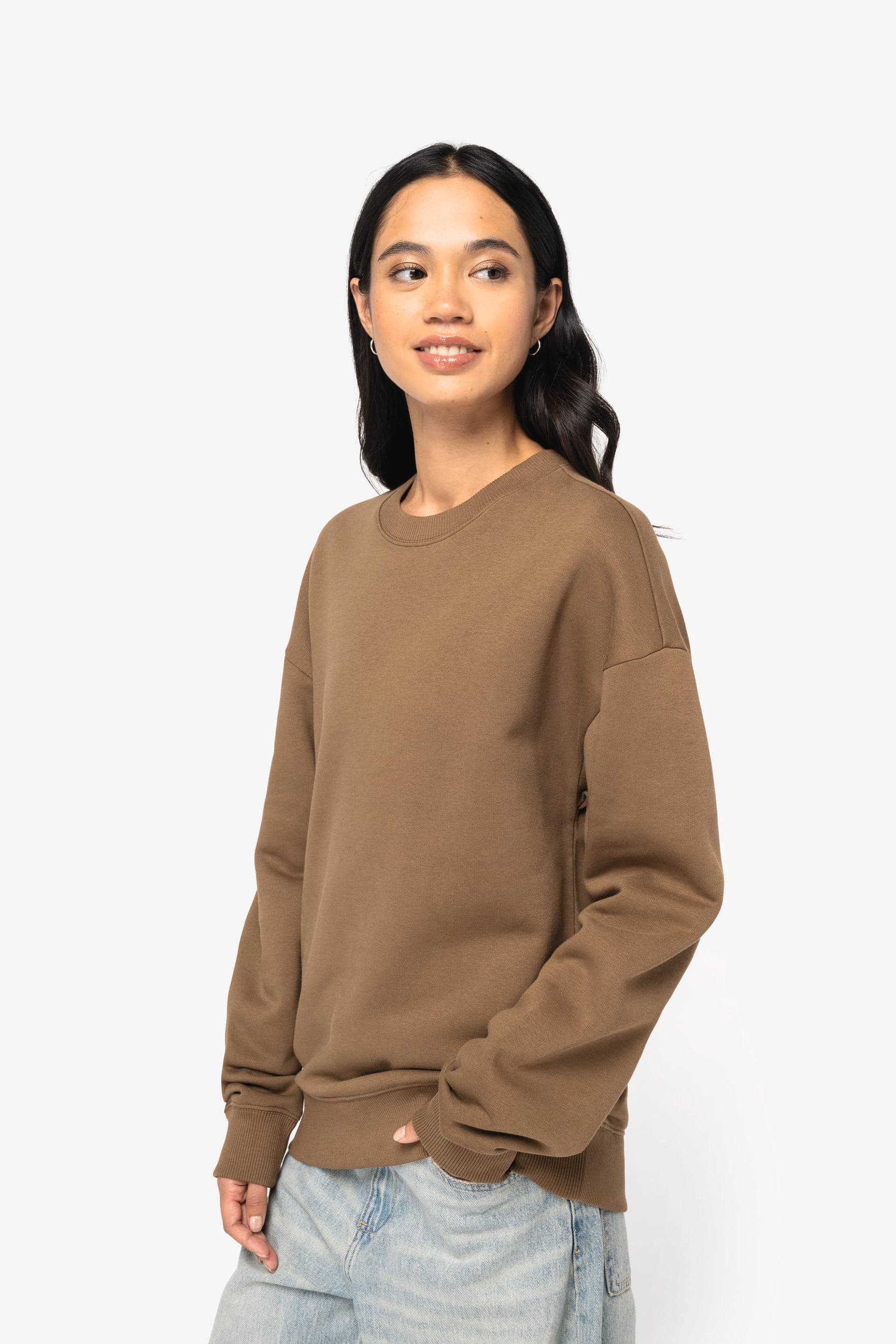 Sweat-shirt écoresponsable à col rond oversize unisexe en situation