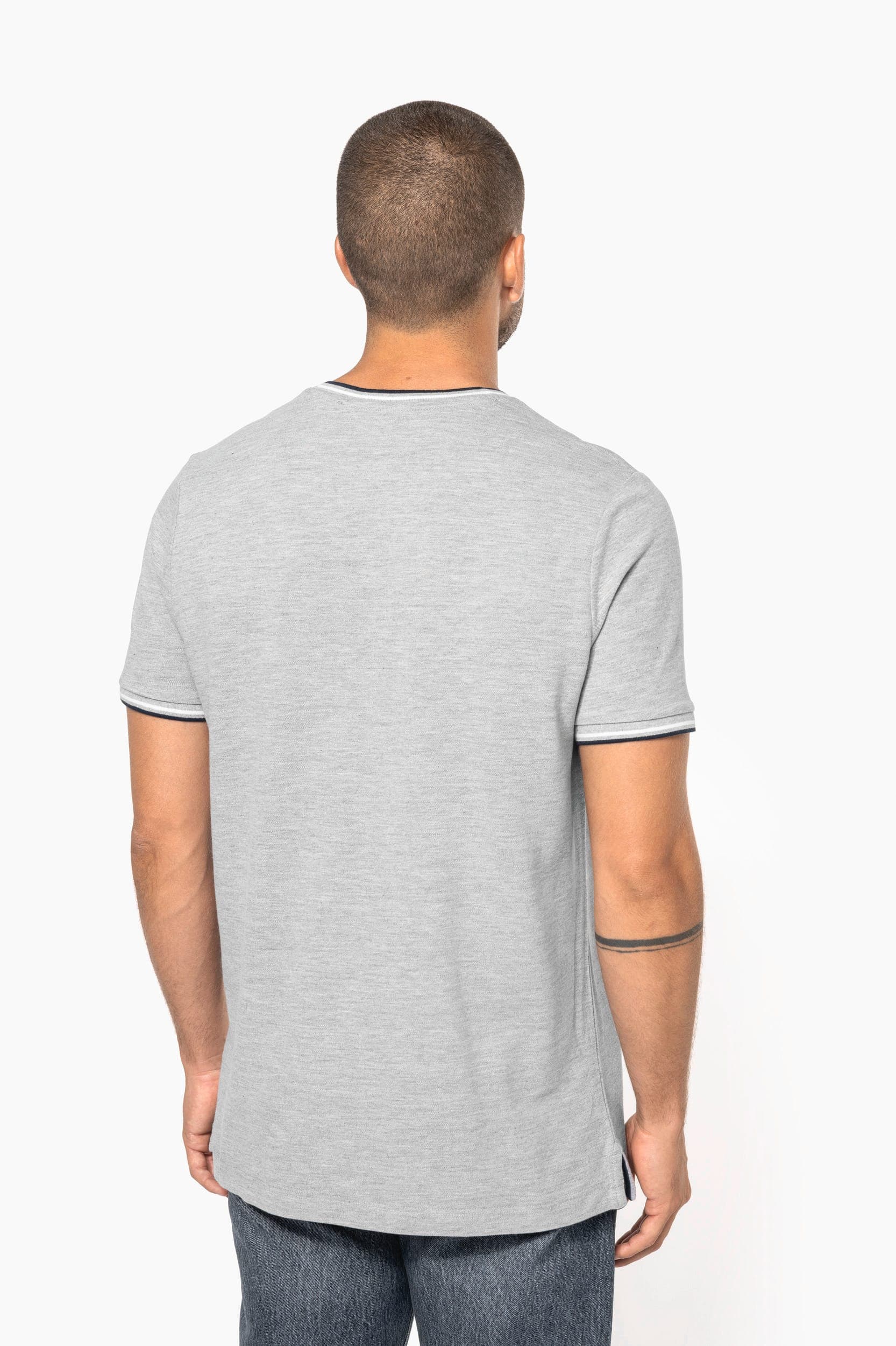 T-shirt maille piquée col V homme en situation