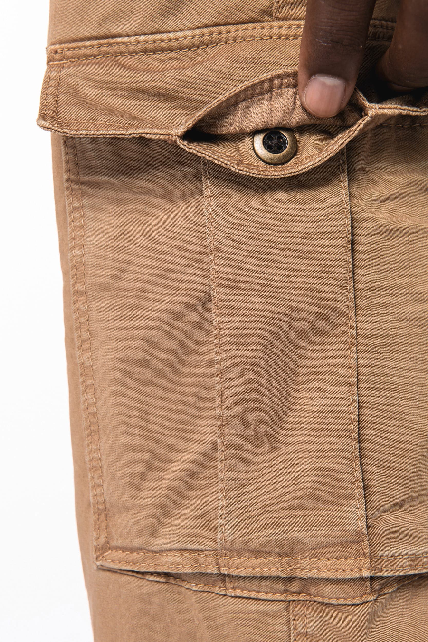 Pantalon cargo écoresponsable délavé homme en situation
