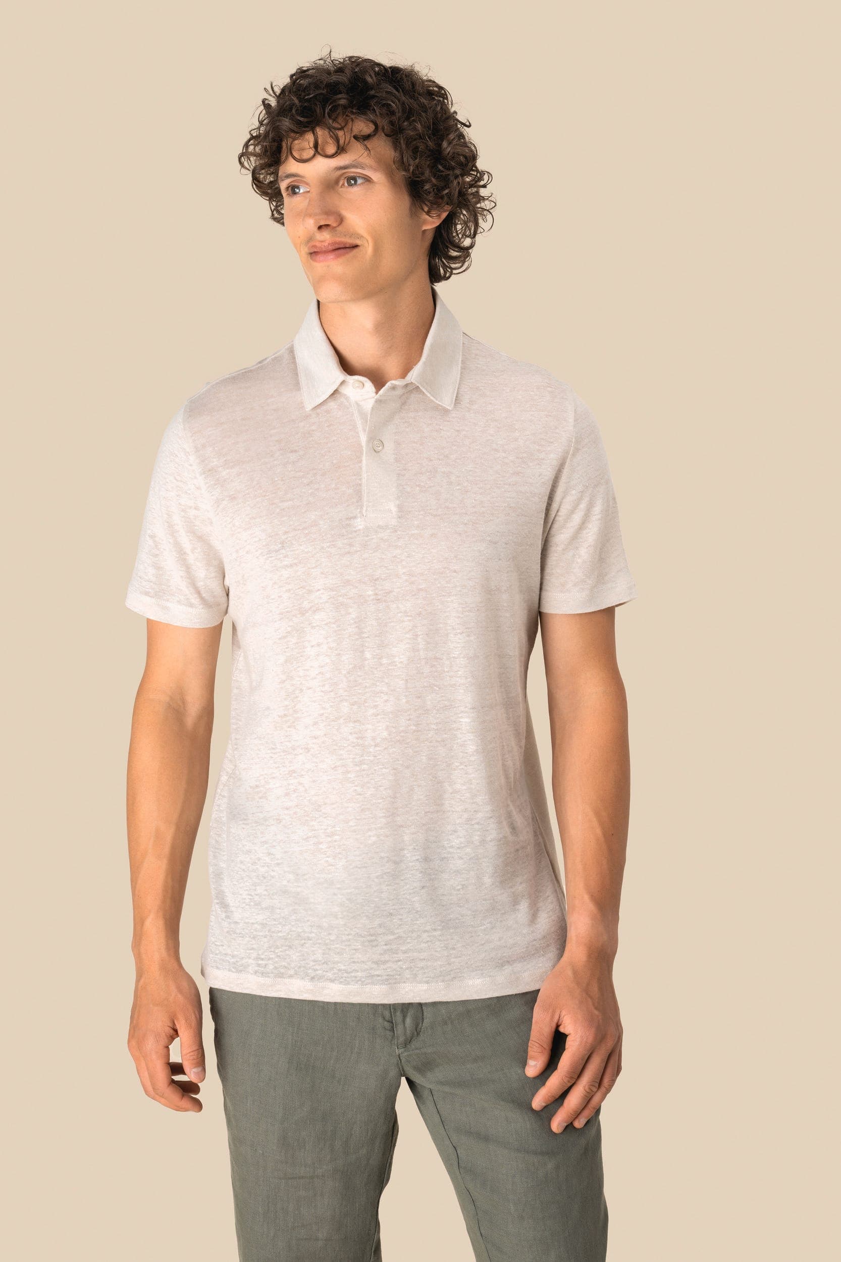 Polo en lin homme en situation