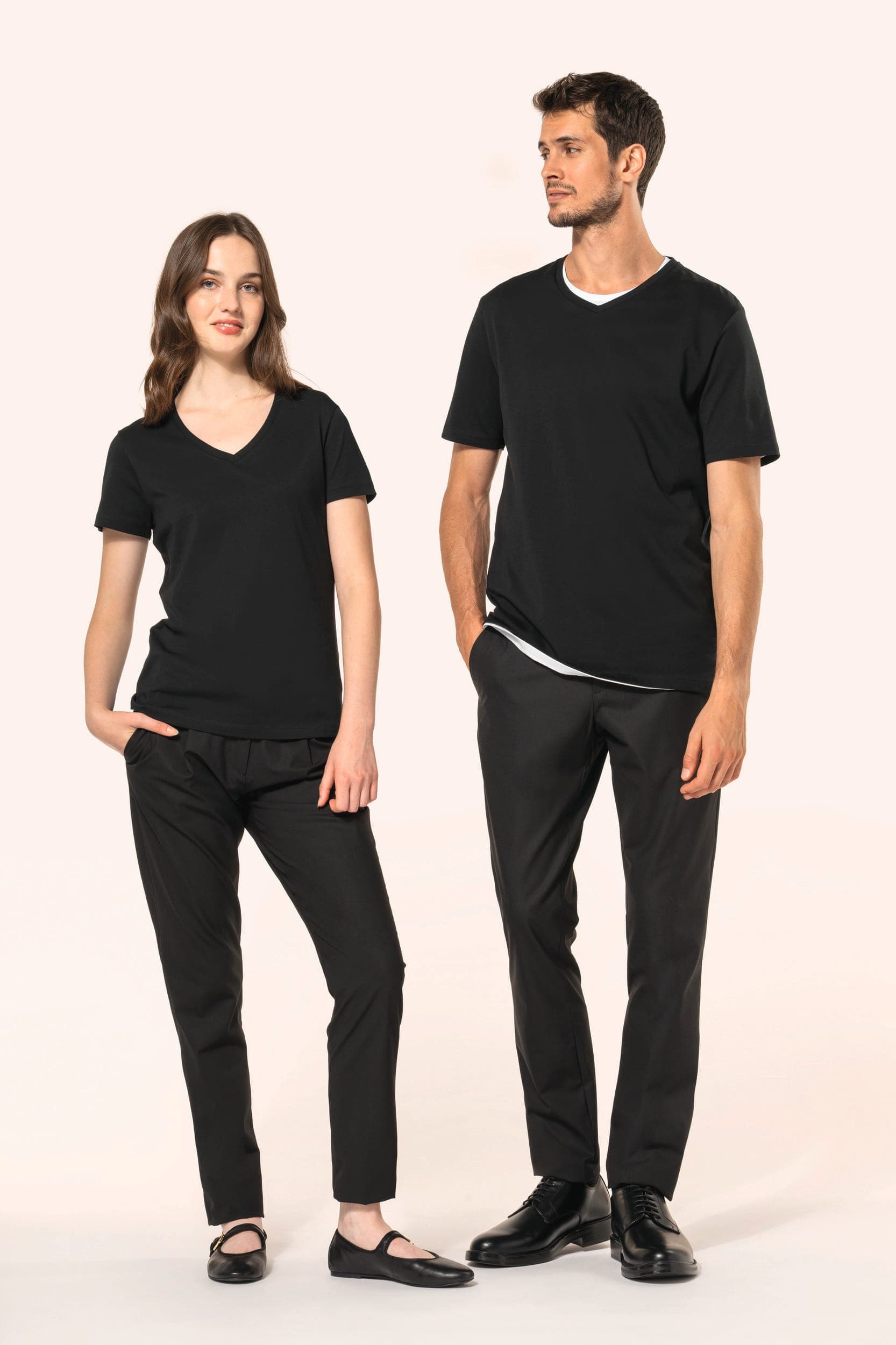 T-shirt Supima® col V manches courtes femme en situation
