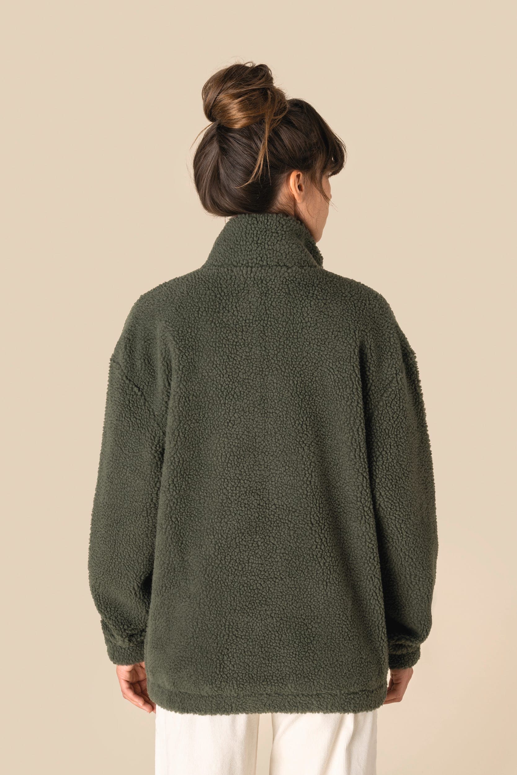 Sweat-shirt zippé à épaules tombantes en sherpa unisexe en situation