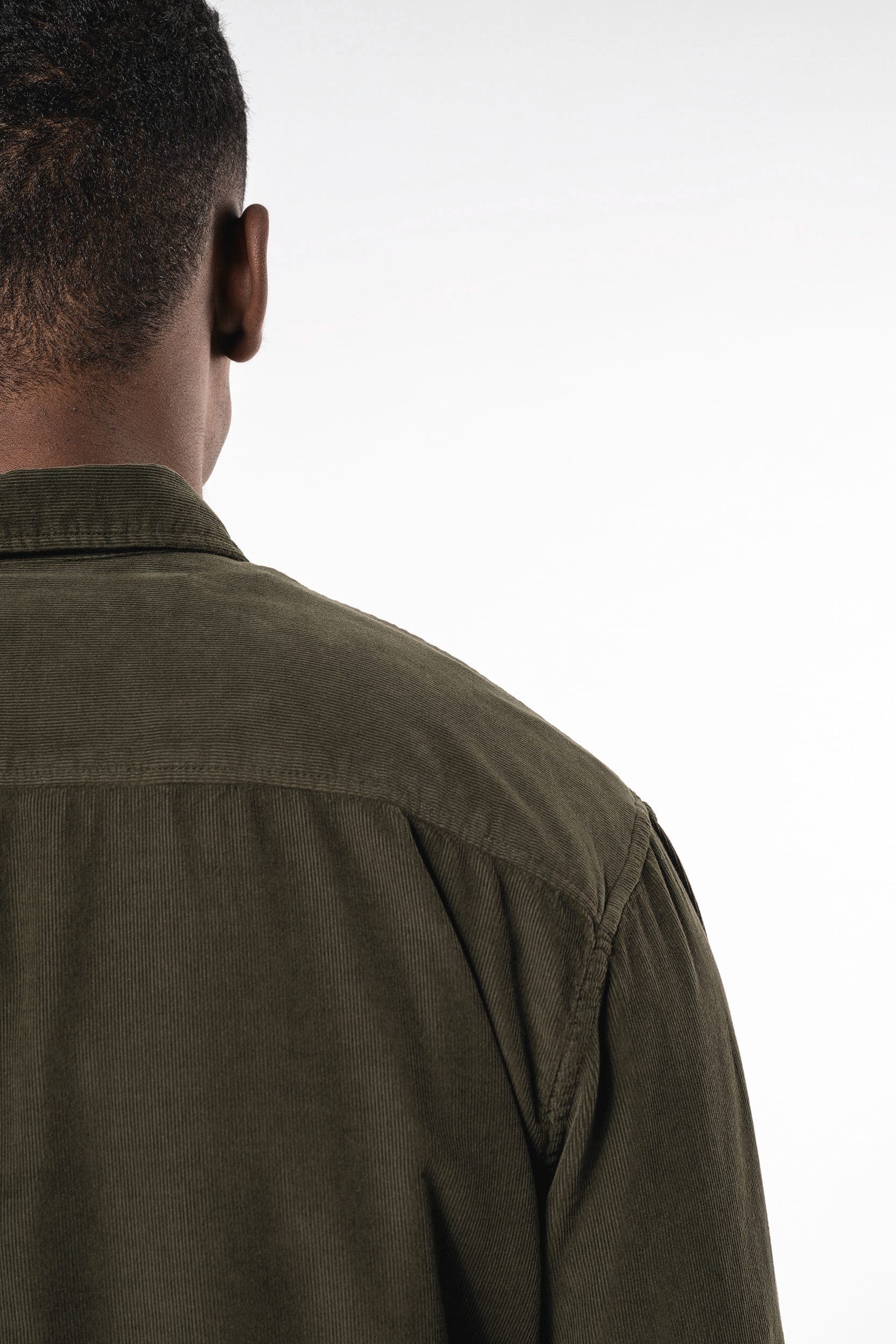 Chemise manches longues en velours homme en situation