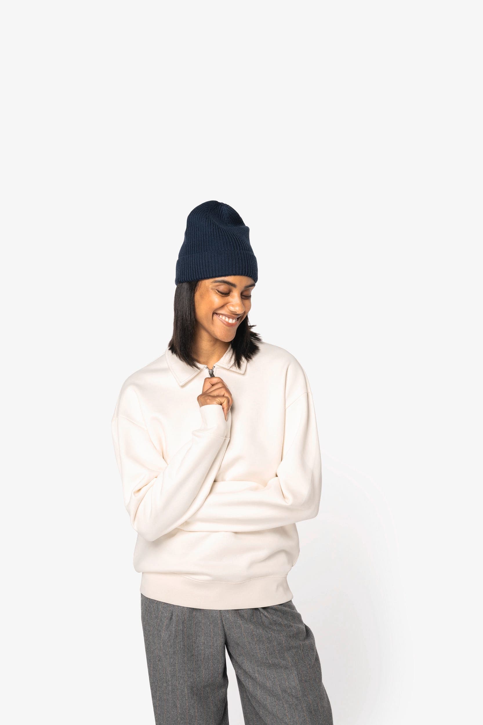 Sweat-shirt écoresponsable quart zip col polo à épaules tombantes unisexe en situation