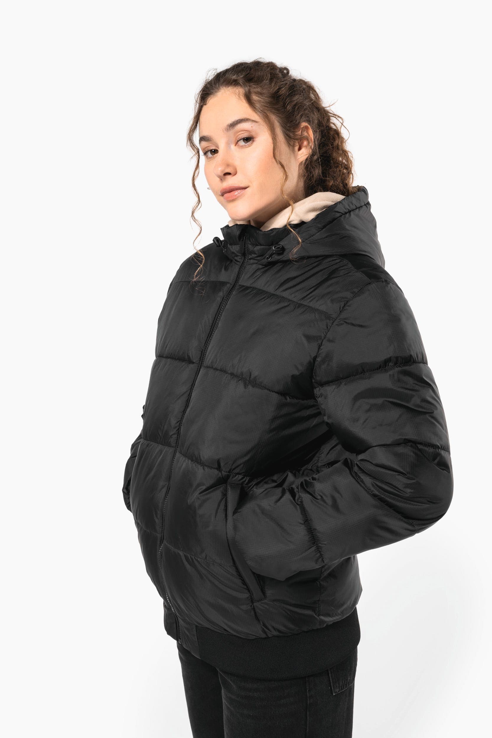 Veste unisexe ripstop recyclée à capuche en situation