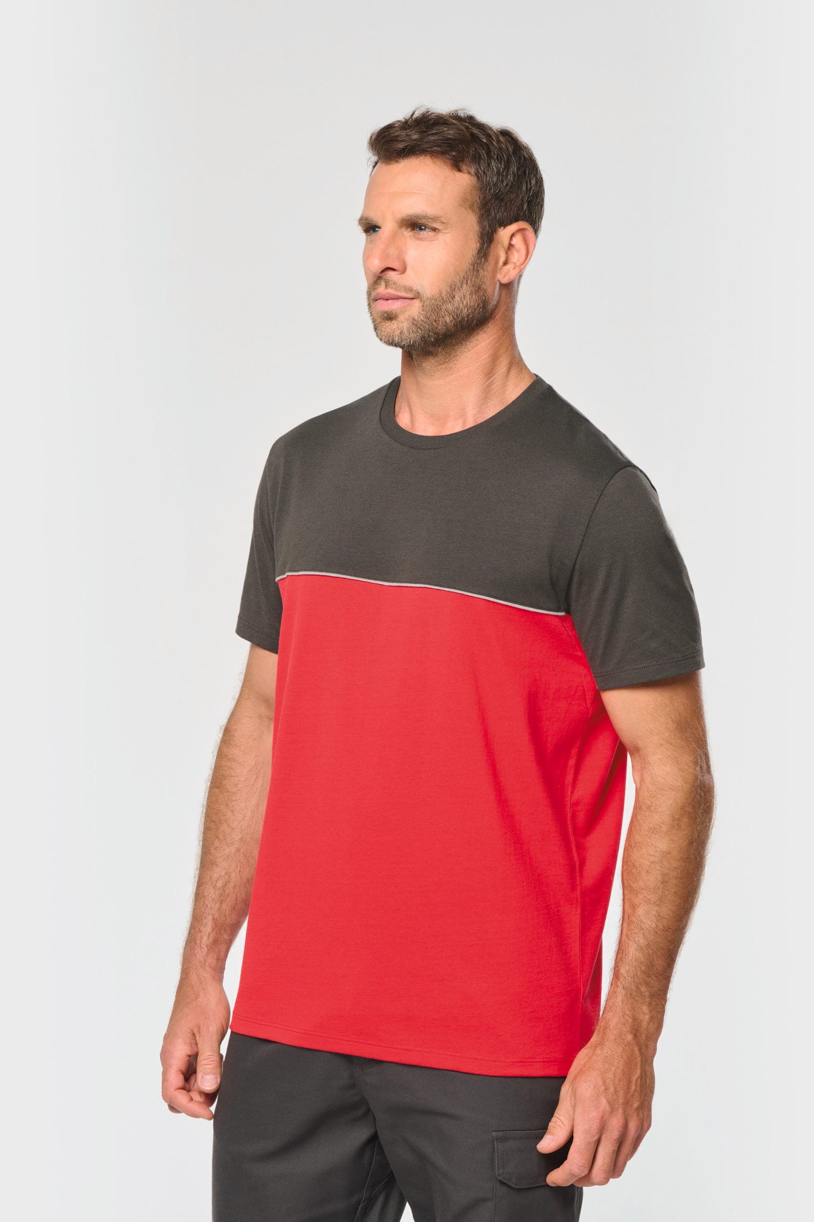 T-shirt bicolore écoresponsable manches courtes unisexe en situation