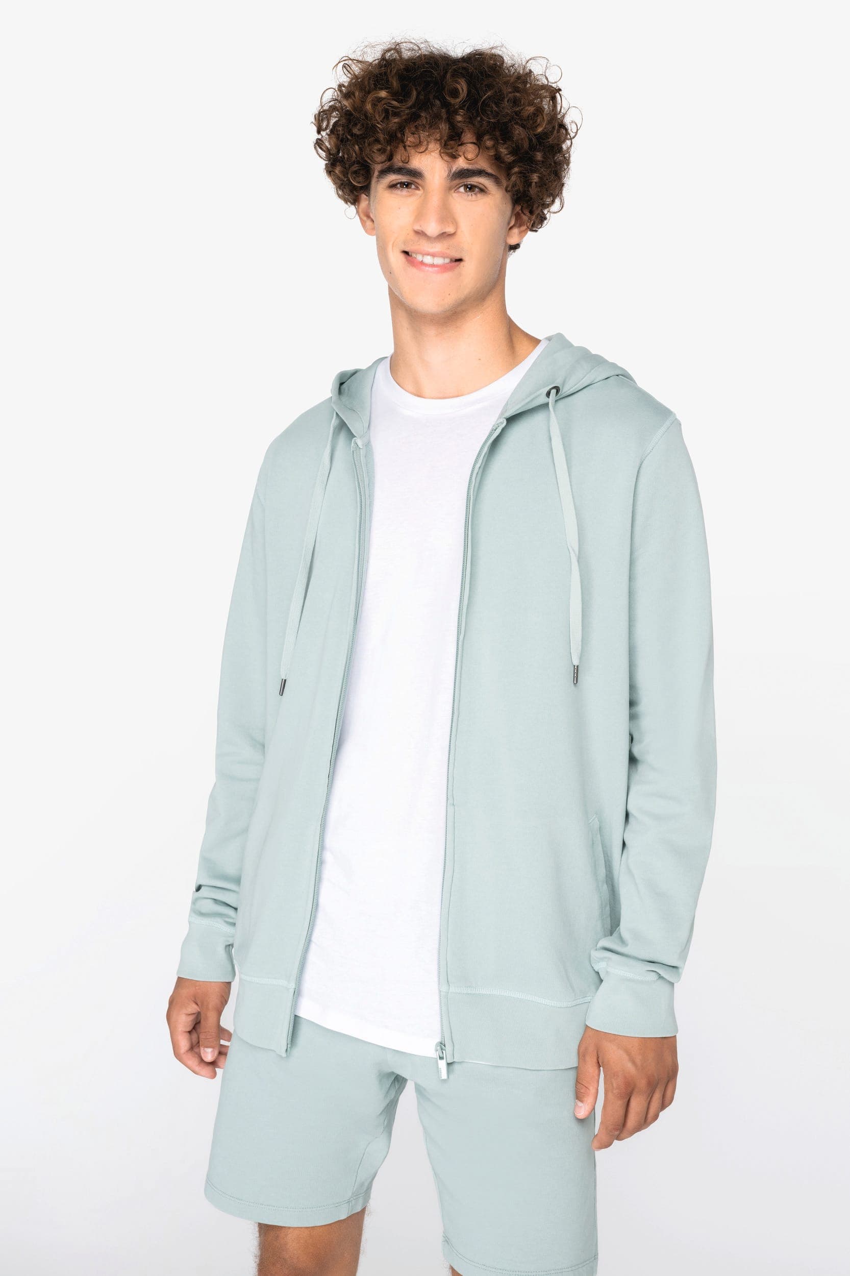 Sweat-shirt écoresponsable zippé à capuche French Terry unisexe en situation
