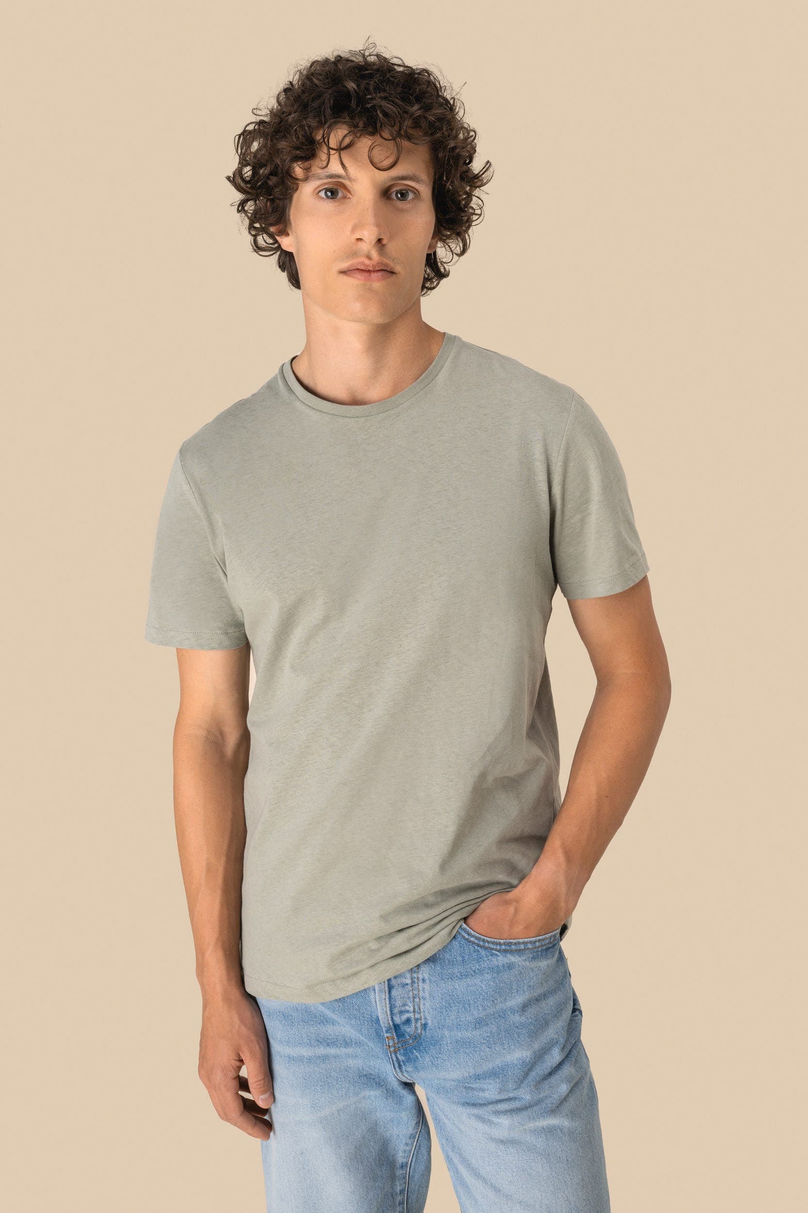 T-shirt écoresponsable en coton bio et lin unisexe en situation